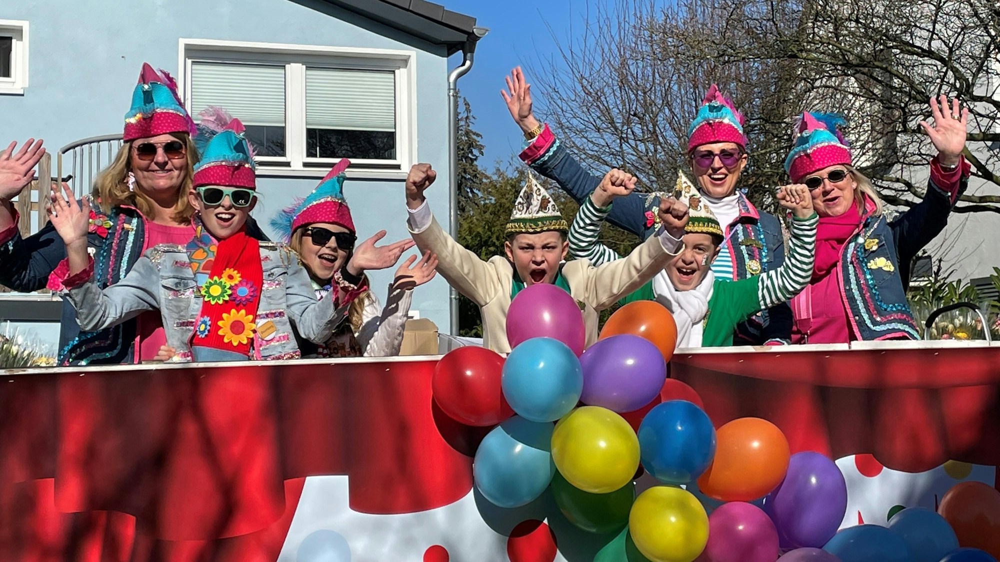 Die Familie vom Dreigestirn 2024 „Löstige Öhs“ aus Rondorf