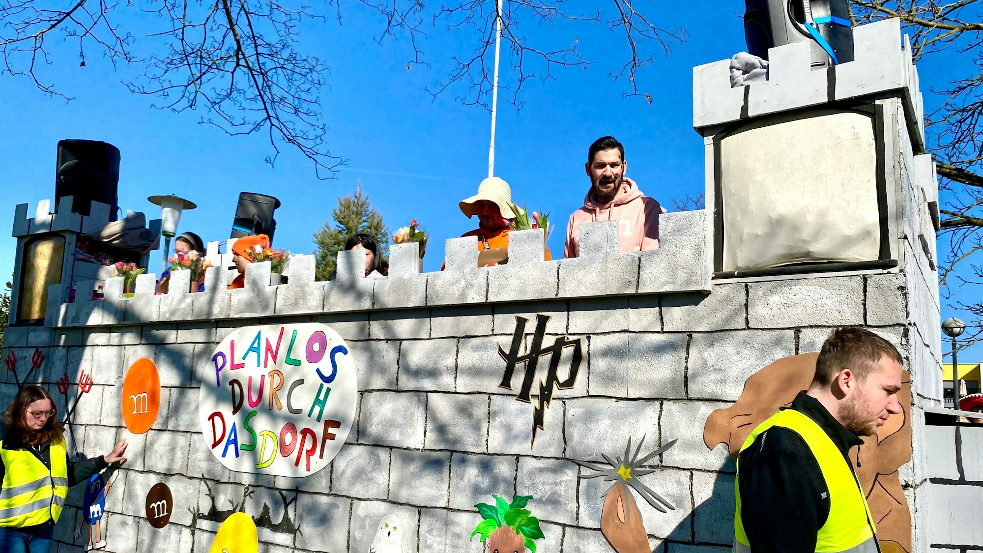 Auf dem Bild ist ein Festwagen zu sehen, der als Burg gestaltet ist.