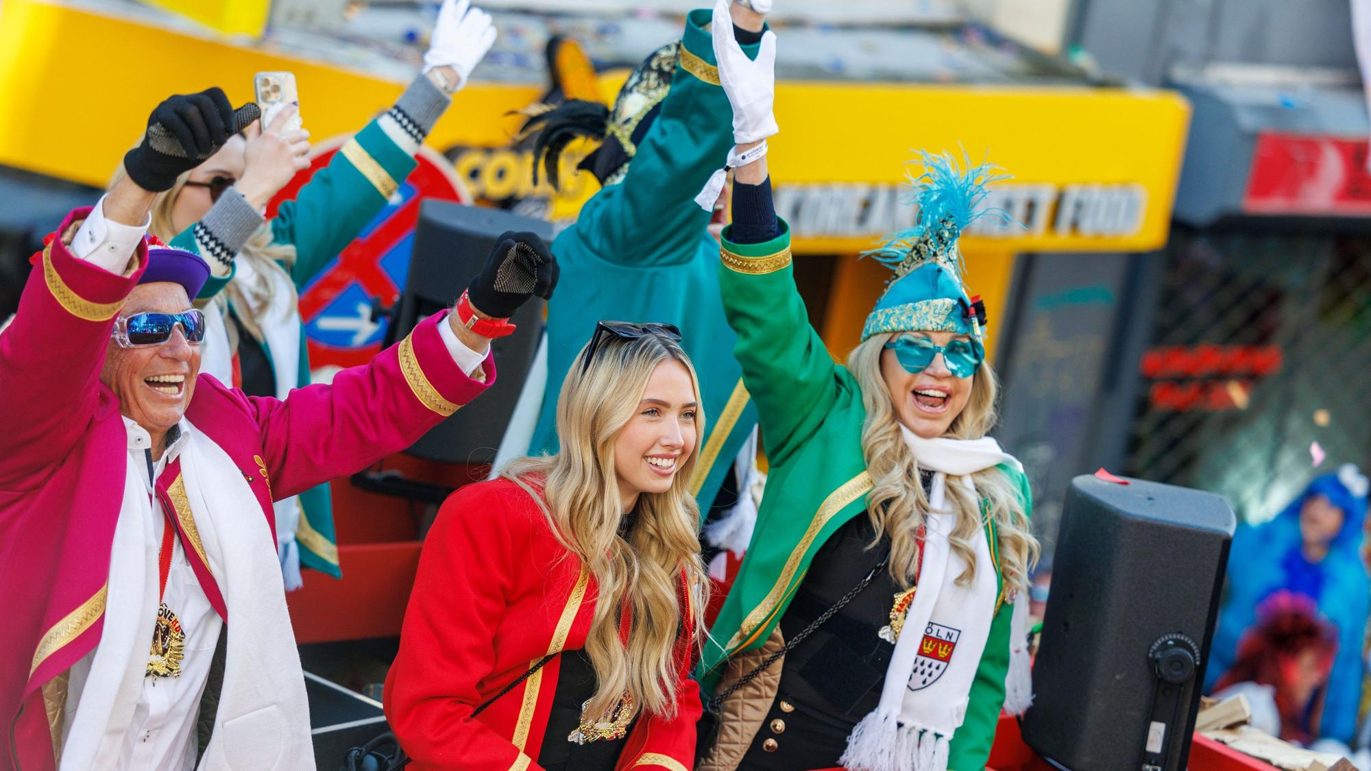 „Die Geissens“ stehen mit der gesamten Familie auf dem Wagen beim Kölner Rosenmontagszug 2025.