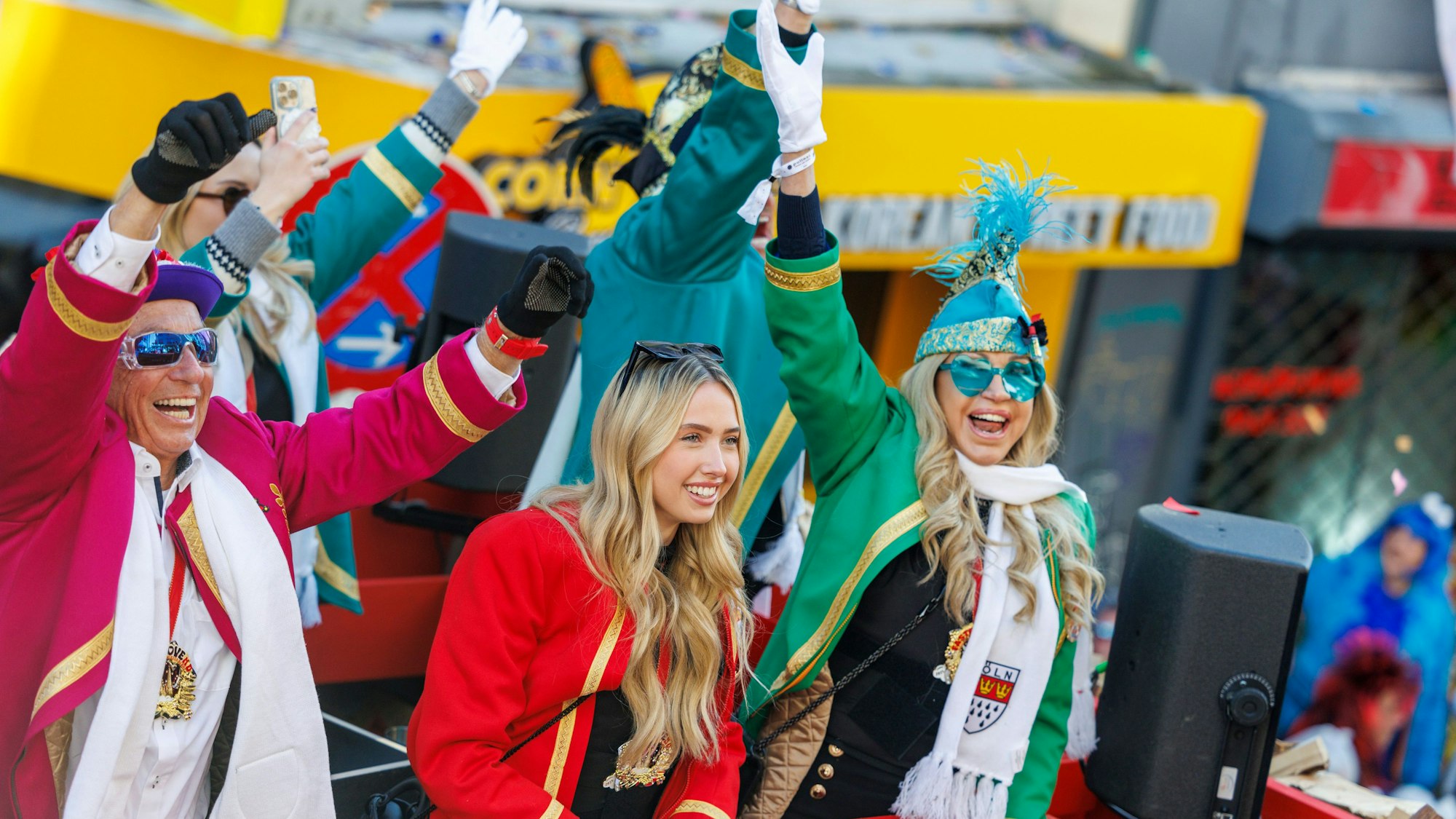 „Die Geissens“ stehen mit der gesamten Familie auf dem Wagen beim Kölner Rosenmontagszug 2025.