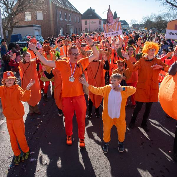 Orange tanzte die Gruppe Abi 98 durch die Zöllecher Straßen.