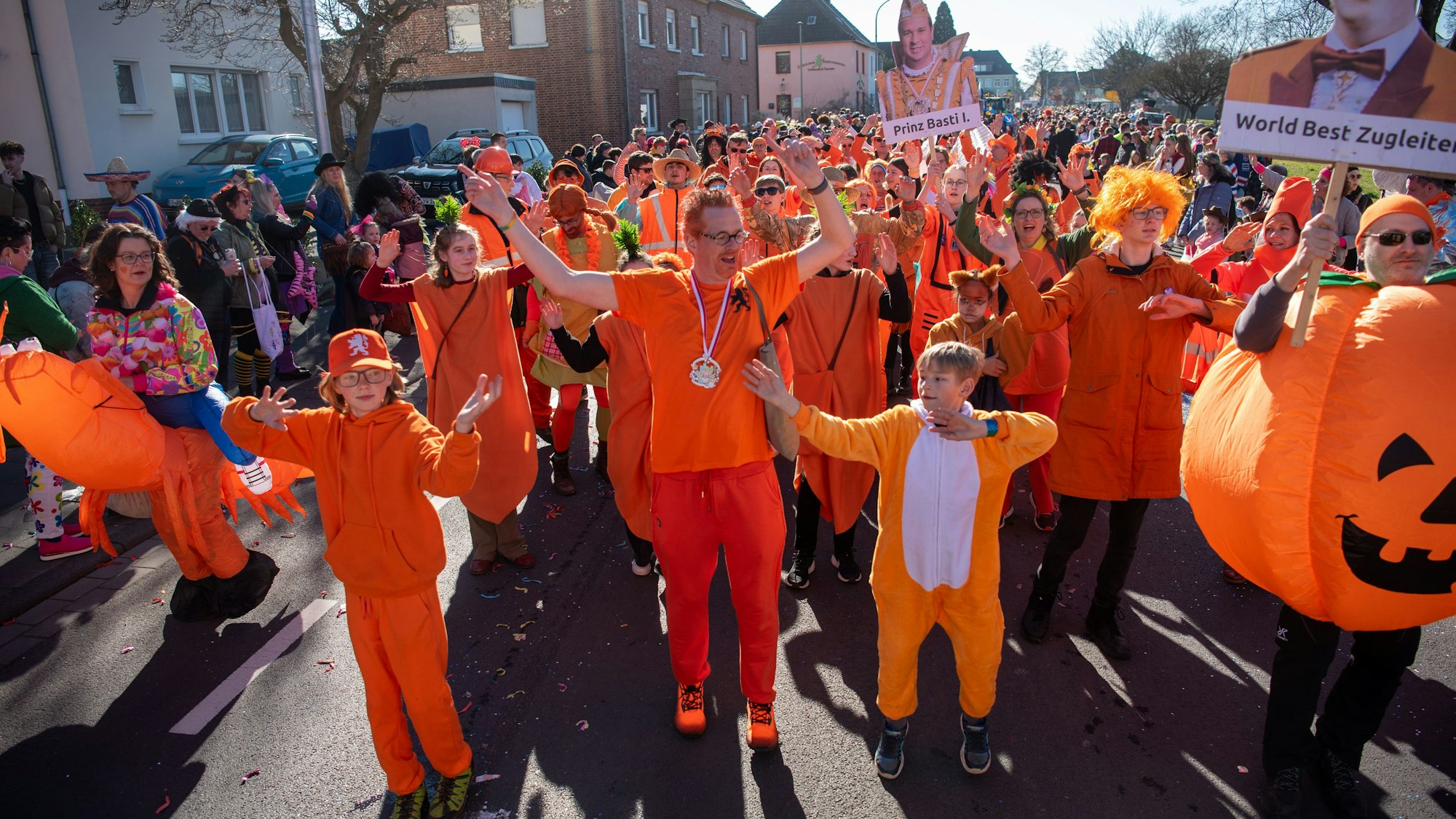 Orange tanzte die  Gruppe Abi 98 durch die Zöllecher Straßen.