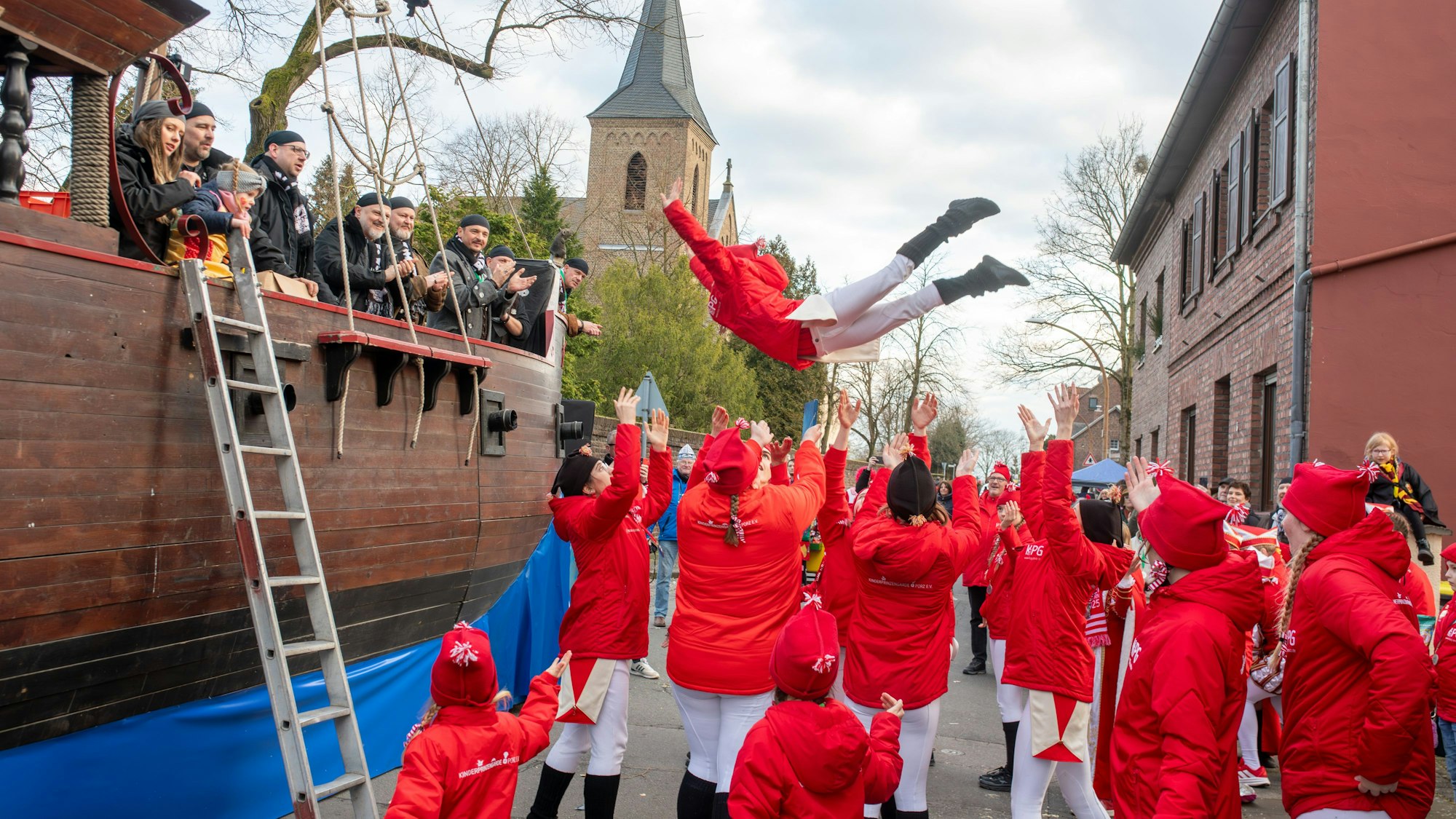 Als Dankeschön für ihre wohltätigen Aktionen gibt es ein Tänzchen mit Flugeinlage von der Kinderprinzengarde Porz für die Wahner Piraten.
