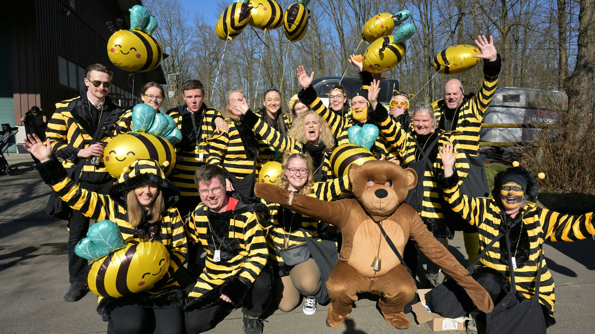 Gruppenfoto mit vielen Bienen - und einem Bären.