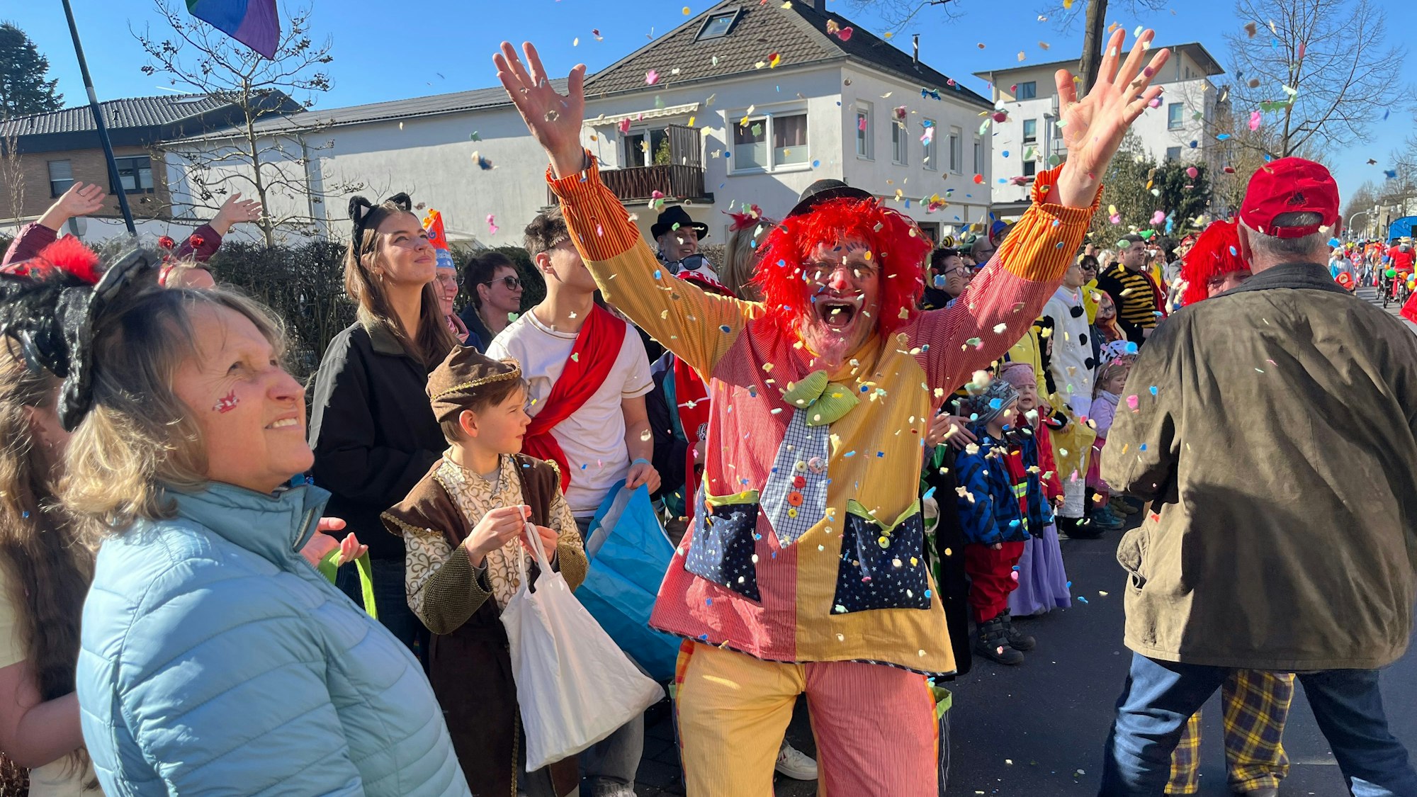 So wie hier in Hennef feierten in den Städten und Gemeinden die Jecken fröhlich und friedlich.