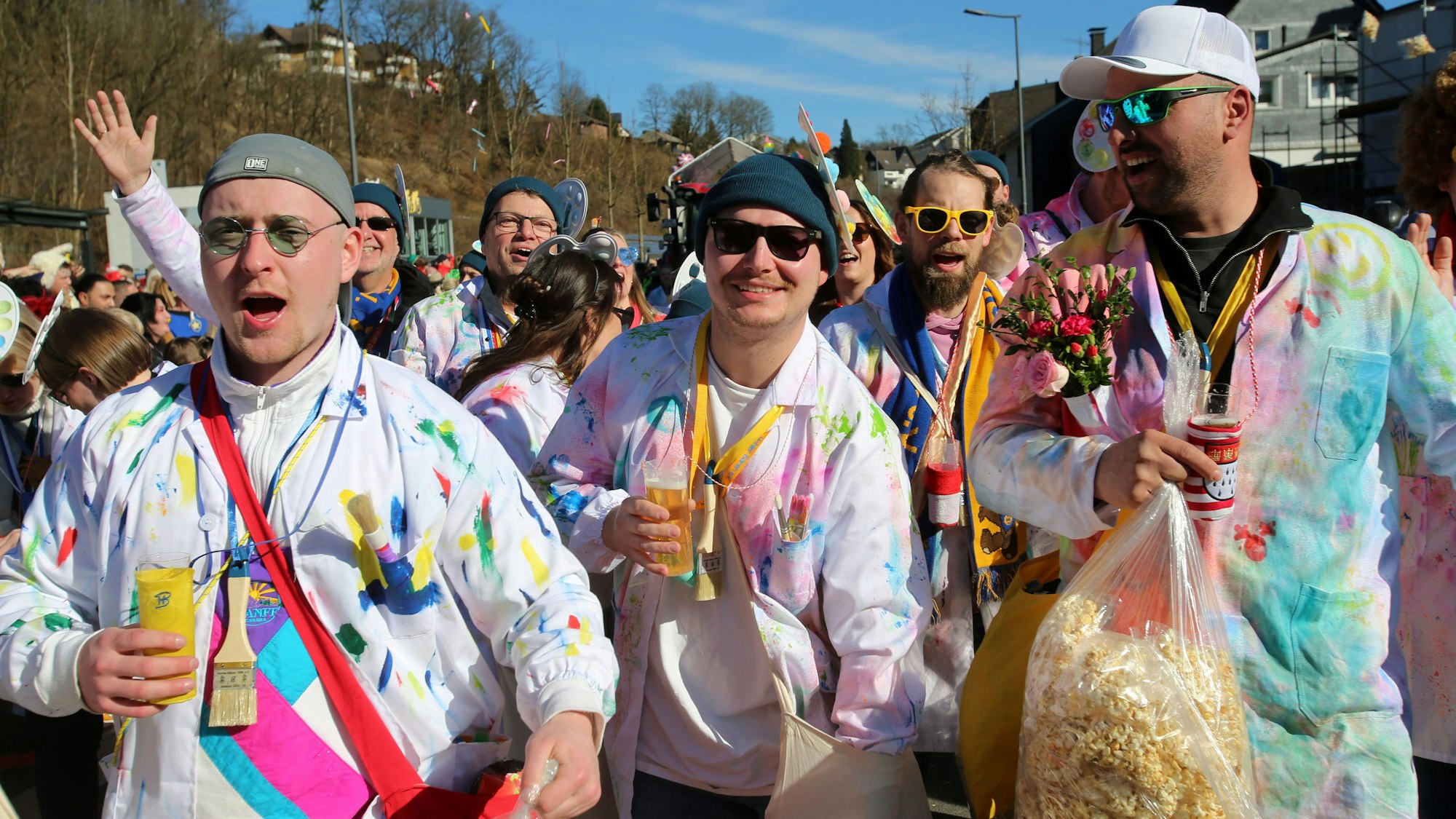 Eine Gruppe bei einem Karnevalszug.
