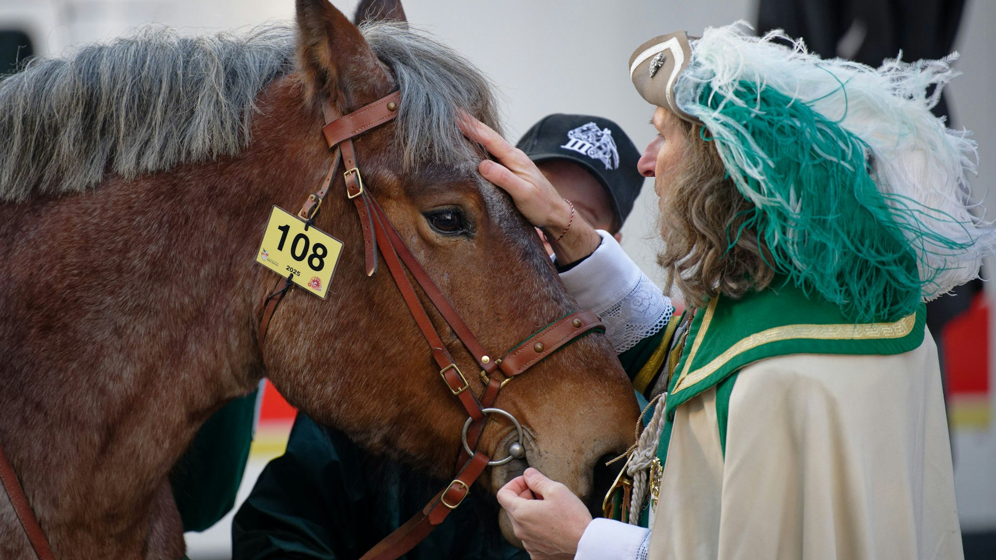 Köln: Ein Reiter des Reiter-Korps Jan von Werth steht neben seinem Pferd.