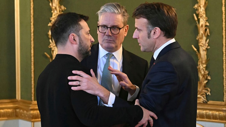 Der britische Premier Sir Keir Starmer (M), der ukrainische Präsident Wolodymyr Selenskyj (l) und der französische Präsident Emmanuel Macron (r) unterhalten sich während des Gipfeltreffens der europäischen Staats- und Regierungschefs zur Lage der Ukraine im Lancaster House.