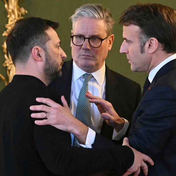 Der britische Premier Sir Keir Starmer (M), der ukrainische Präsident Wolodymyr Selenskyj (l) und der französische Präsident Emmanuel Macron (r) unterhalten sich während des Gipfeltreffens der europäischen Staats- und Regierungschefs zur Lage der Ukraine im Lancaster House.