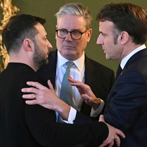 Der britische Premier Sir Keir Starmer (M), der ukrainische Präsident Wolodymyr Selenskyj (l) und der französische Präsident Emmanuel Macron (r) unterhalten sich während des Gipfeltreffens der europäischen Staats- und Regierungschefs zur Lage der Ukraine im Lancaster House.