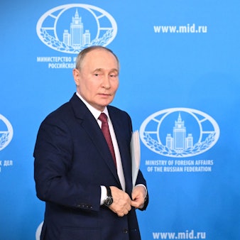 Russlands Präsident Wladimir Putin (l.) zusammen mit Außenminister Sergej Lawrow. (Archivbild).