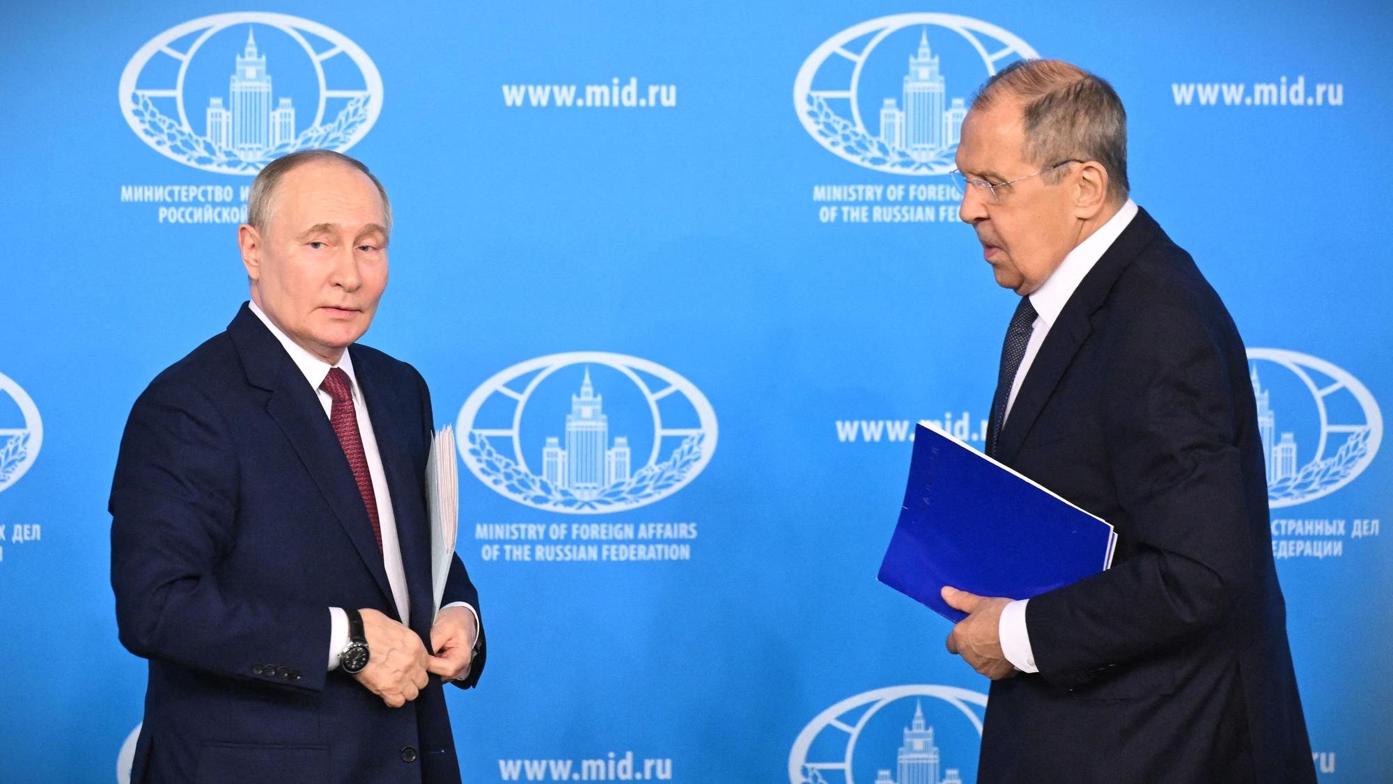Kremlchef Wladimir Putin (l.) mit Sergej Lawrow. Russlands Außenminister musste sich in New York deutliche Worte seines polnischen Amtskollegen anhören. (Archivbild)