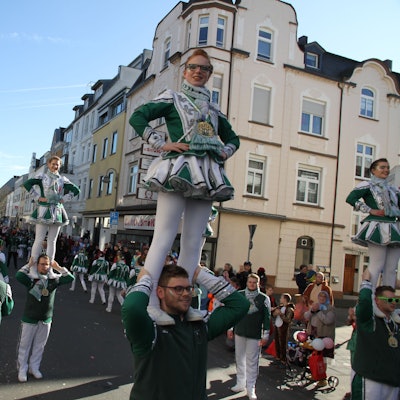 Jecke in einem Karnevalszug.
