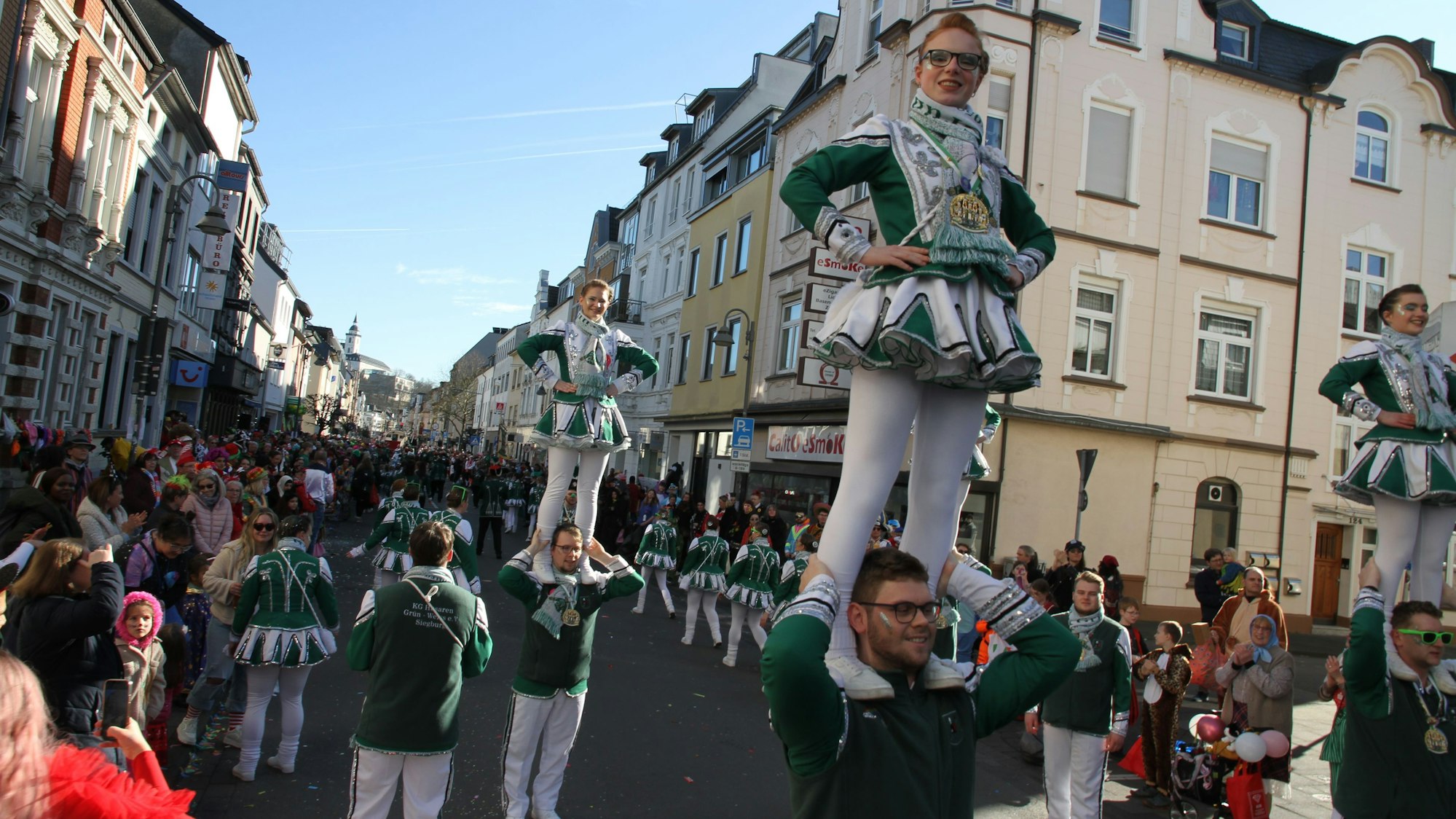Jecke in einem Karnevalszug.