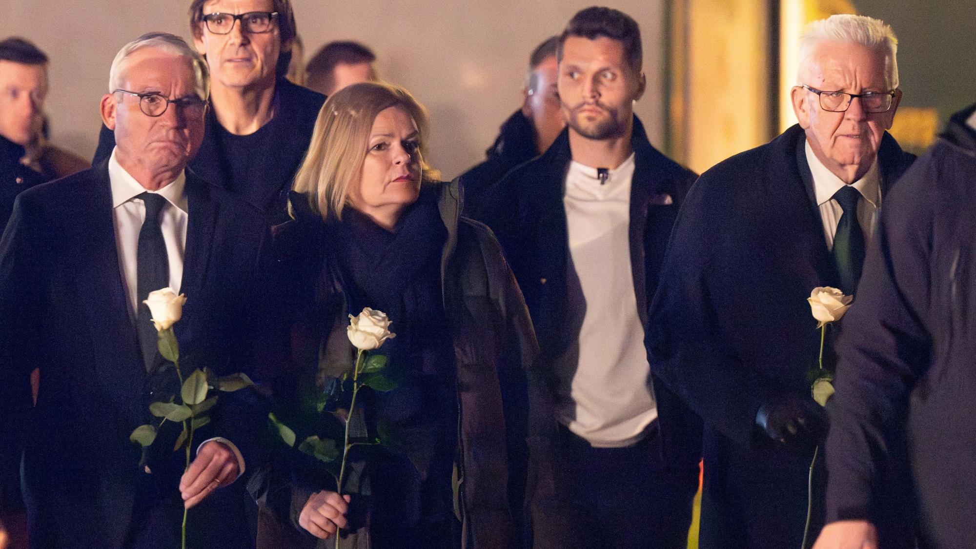 Winfried Kretschmann (r.), Ministerpräsident von Baden-Württemberg, Nancy Faeser (SPD), Bundesinnenministerin, und Thomas Strobl (CDU), Innenminister von Baden-Württemberg, kommen zum Paradeplatz in Mannheim.