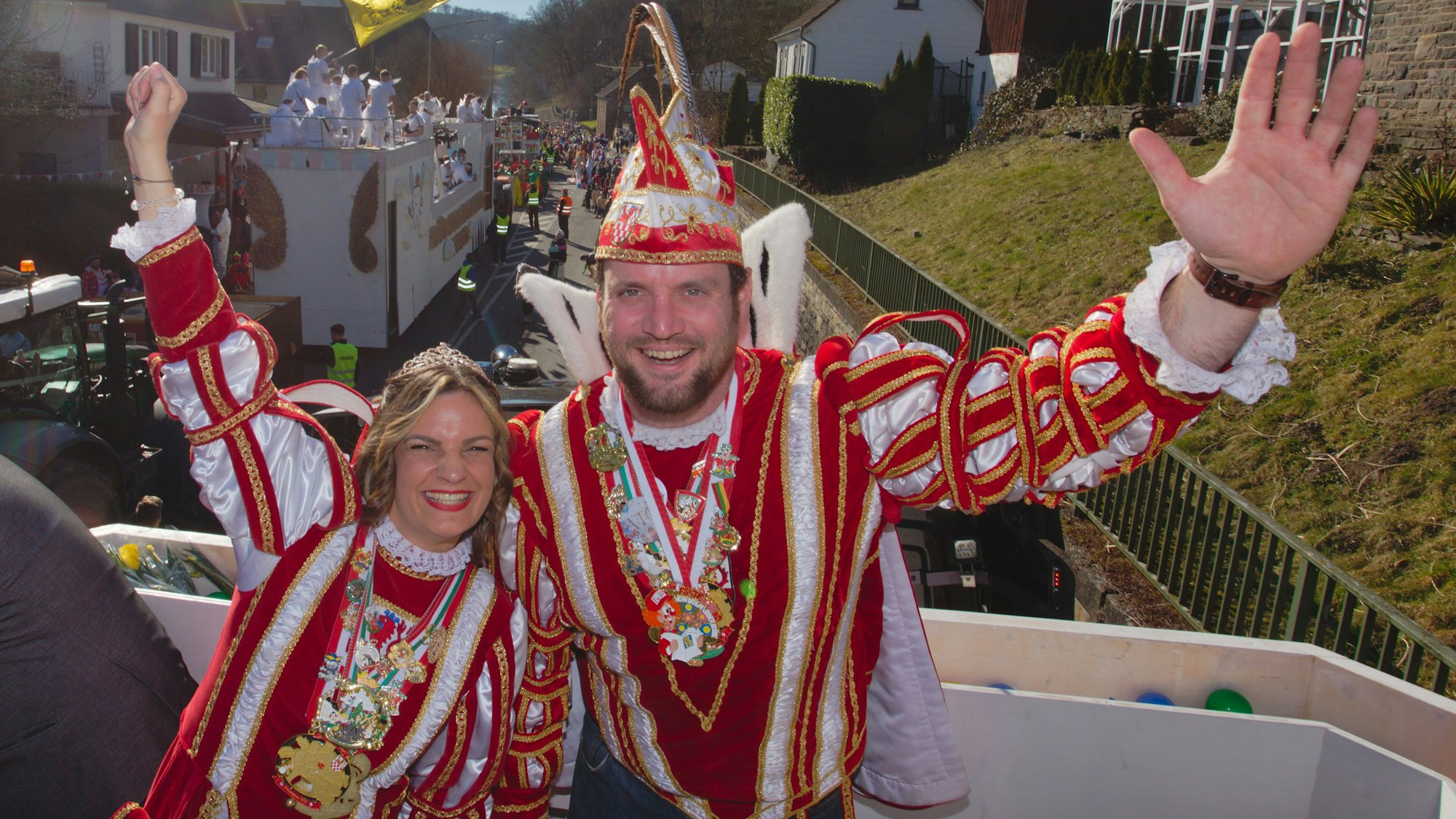Ein Prinzenpaar auf einem Wagen in einem Karnevalszug.