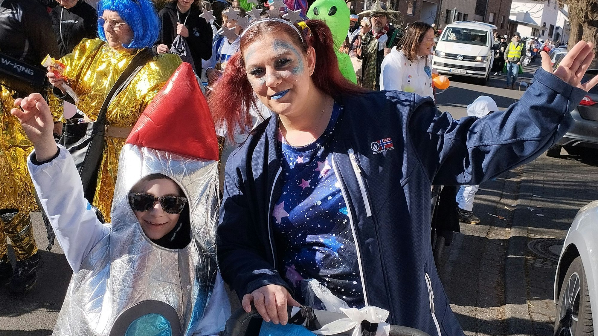 Zu sehen ist ein als Rakete verkleideter Junge und eine Begleiterin.