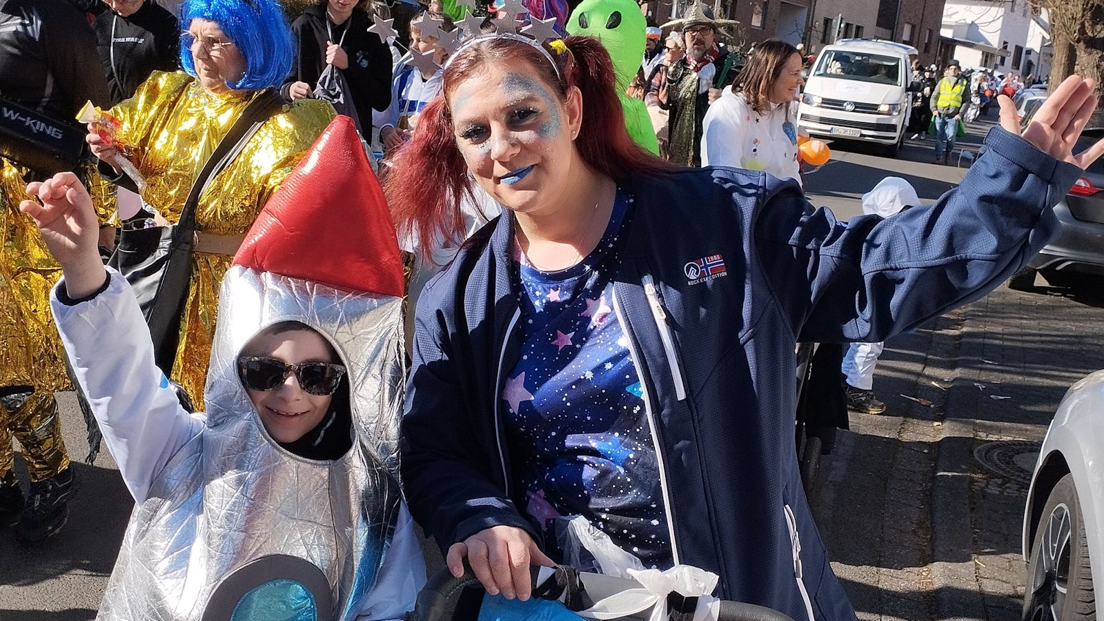 Zu sehen ist ein als Rakete verkleideter Junge und eine Begleiterin.