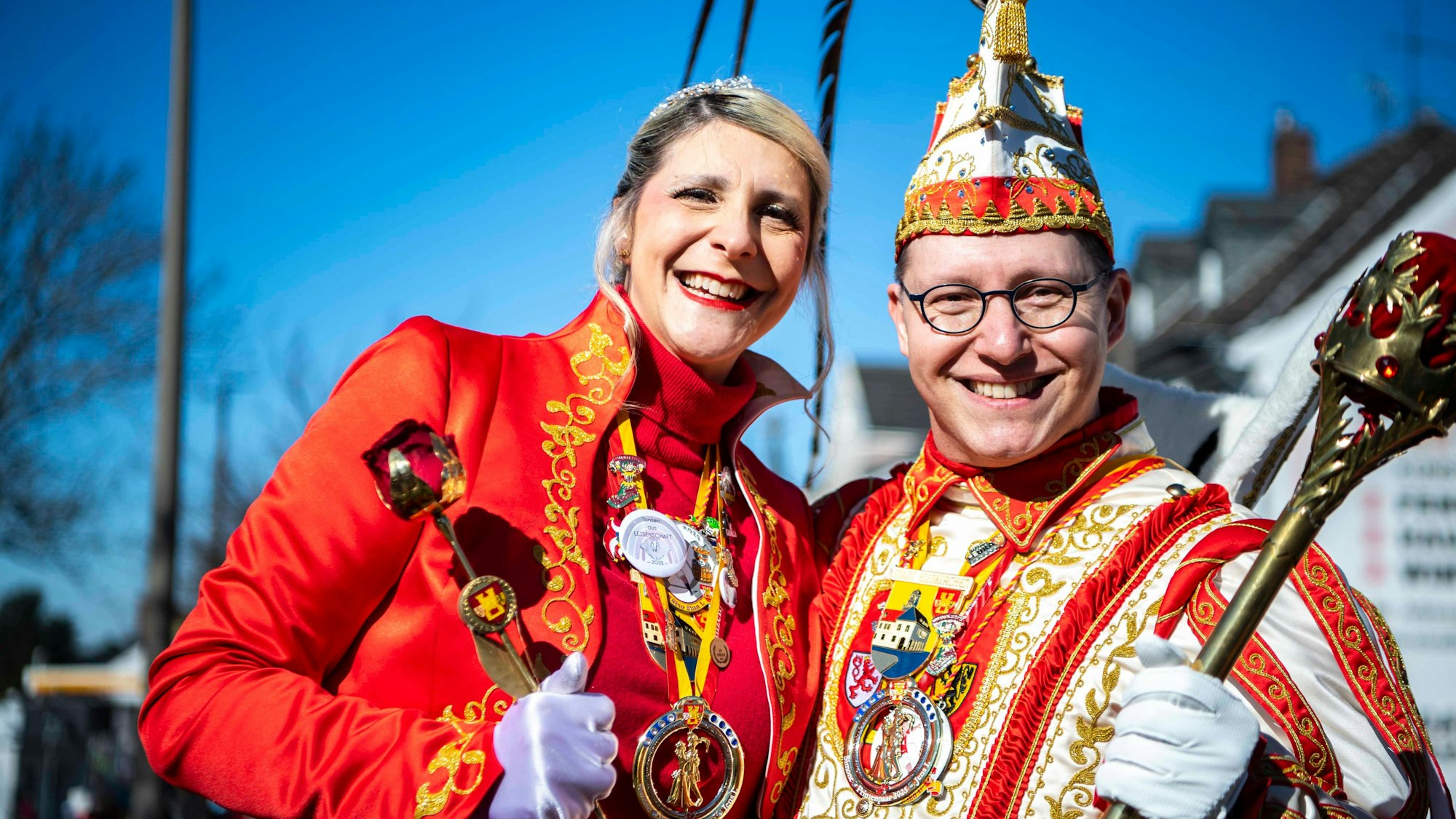 Der Euskirchener Rosenmontagszug ist gestartet. Bei strahlendem Sonnenschein ziehen 68 Gruppen durch die Kreisstadt.