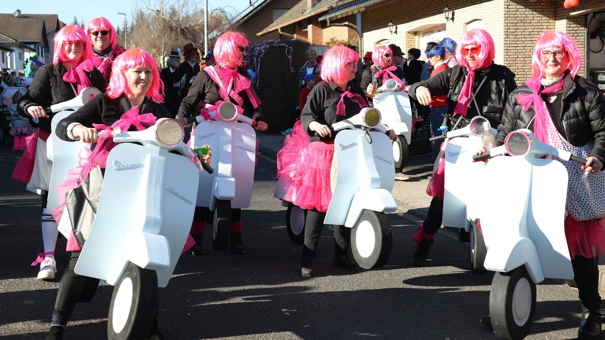 Die Nettersheimer Motorbienen waren mit ihren täuschend echt aussehenden Vespas in Nettersheimer Gemeindezoch unterwegs.