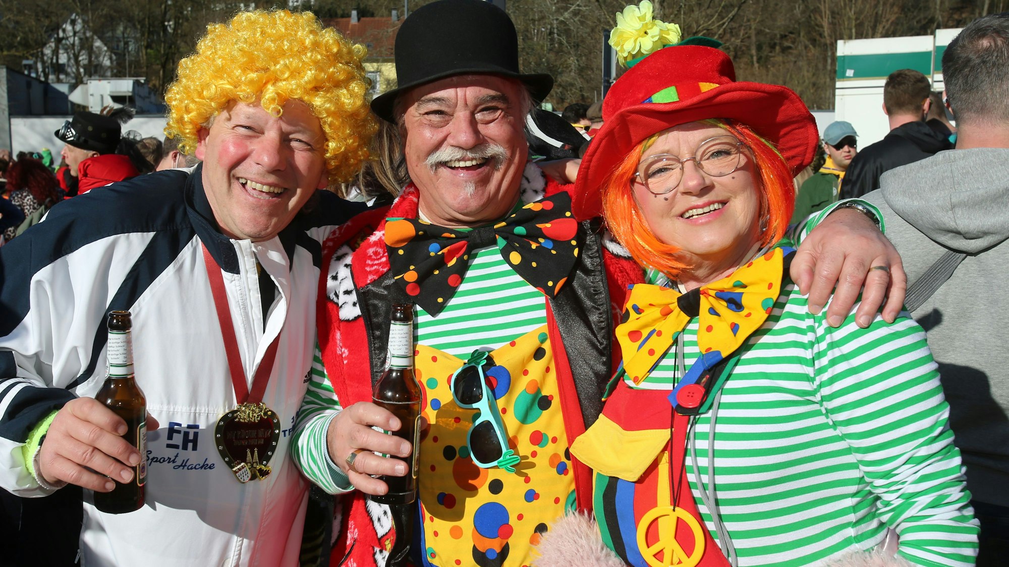 Kostümierte bei einem Karnevalszug.