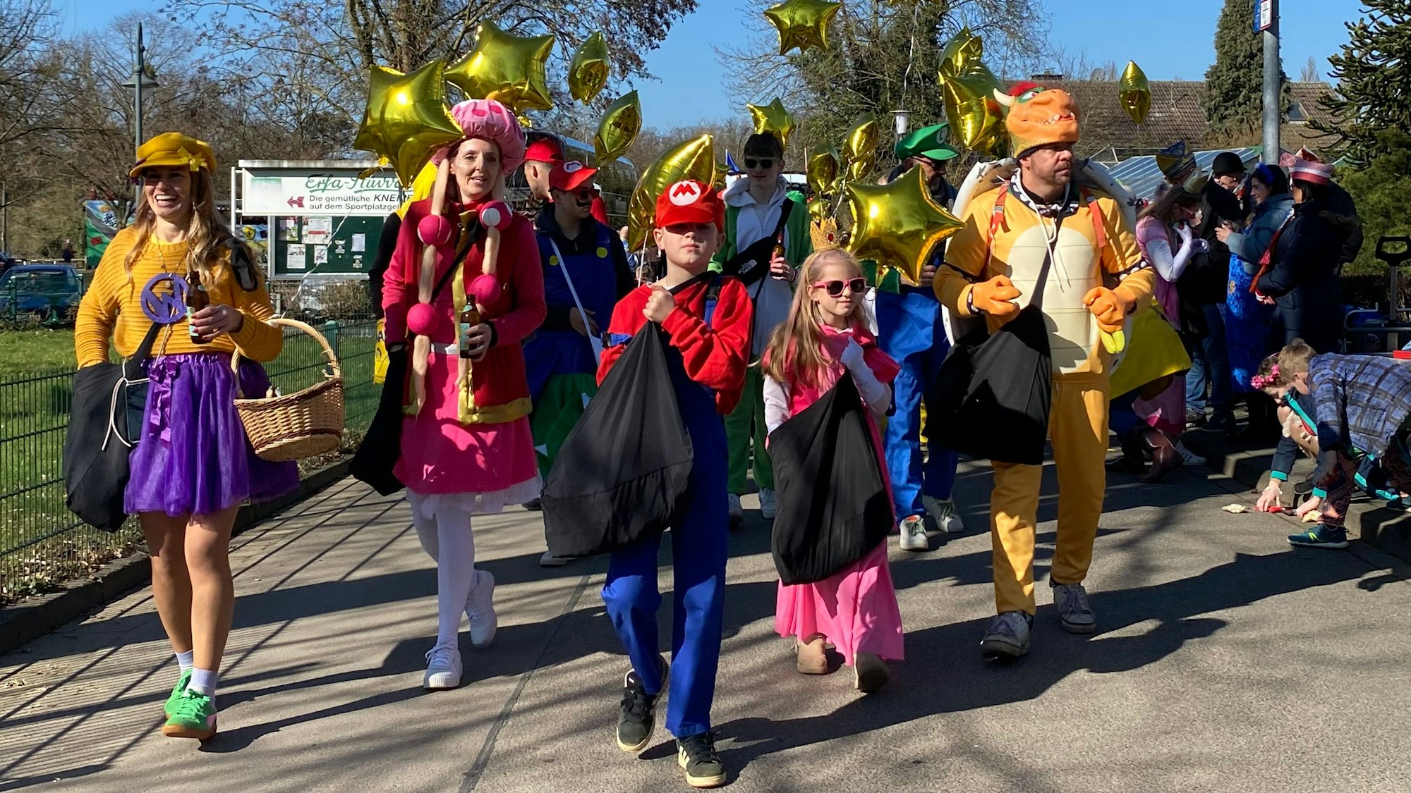 Auf dem Bild ist eine Gruppe zu sehen, die Mario-Kart-Kostüme trägt.