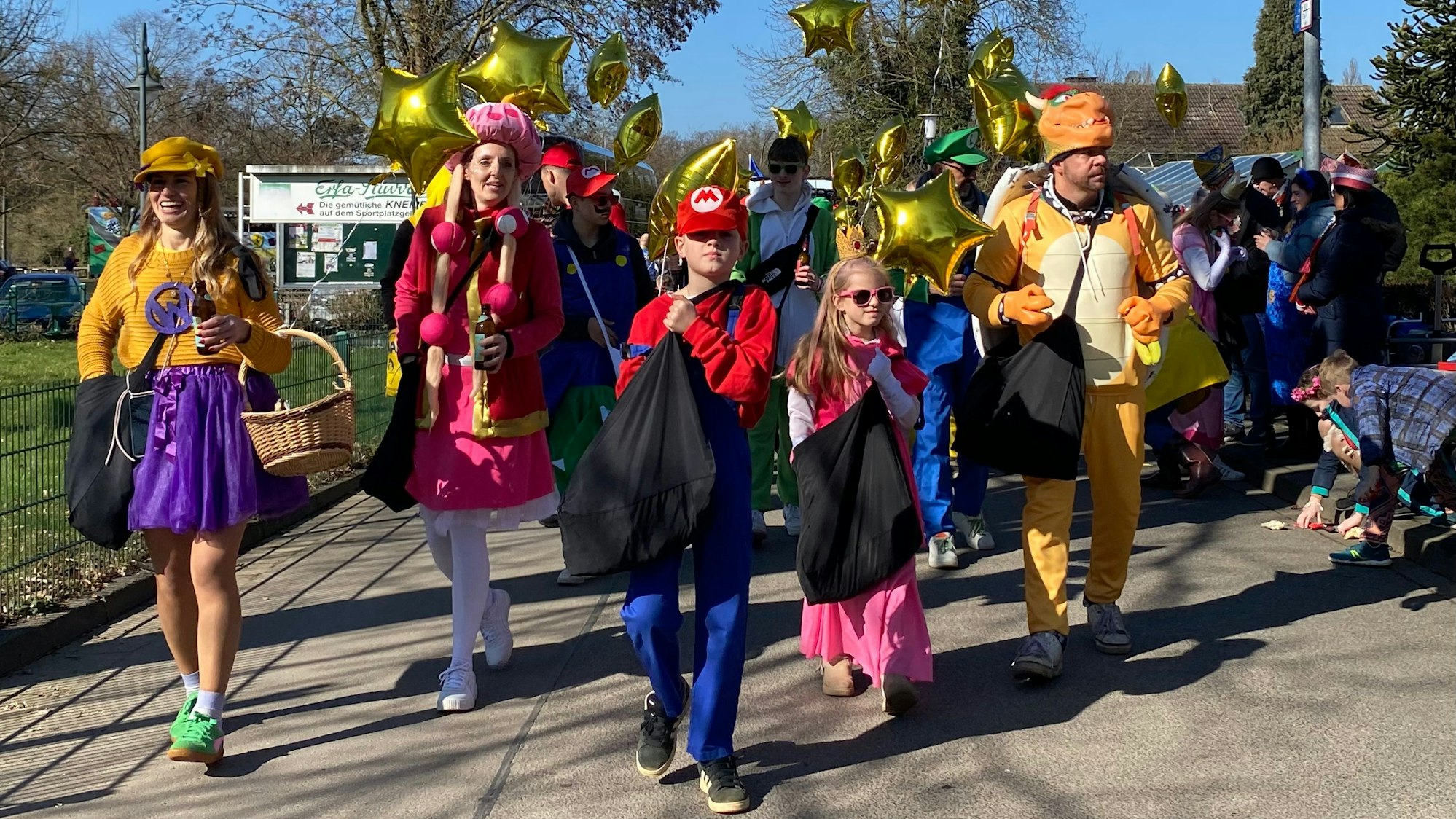 Auf dem Bild ist eine Gruppe zu sehen, die Mario-Kart-Kostüme trägt.