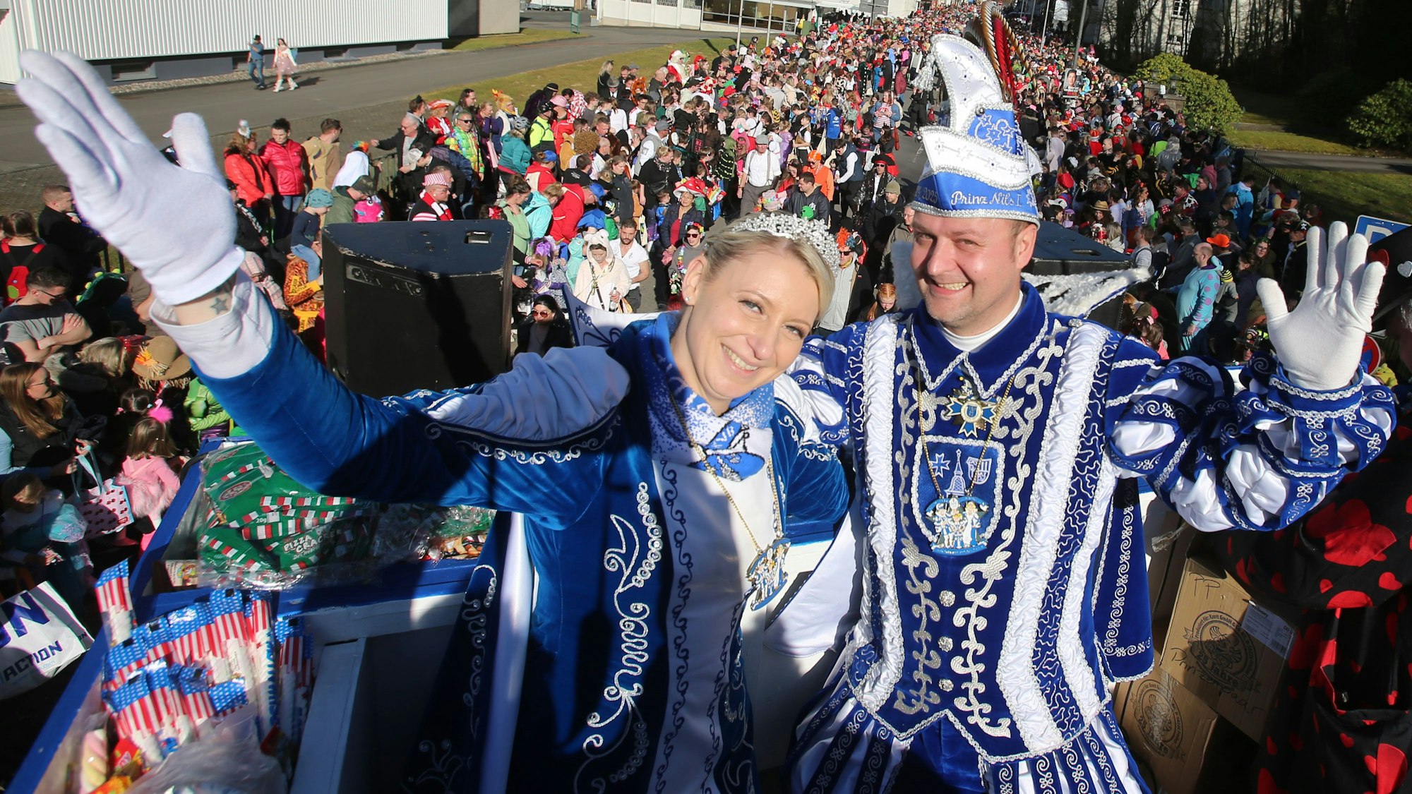 Ein Prinzenpaar auf einem Karnevalswagen.