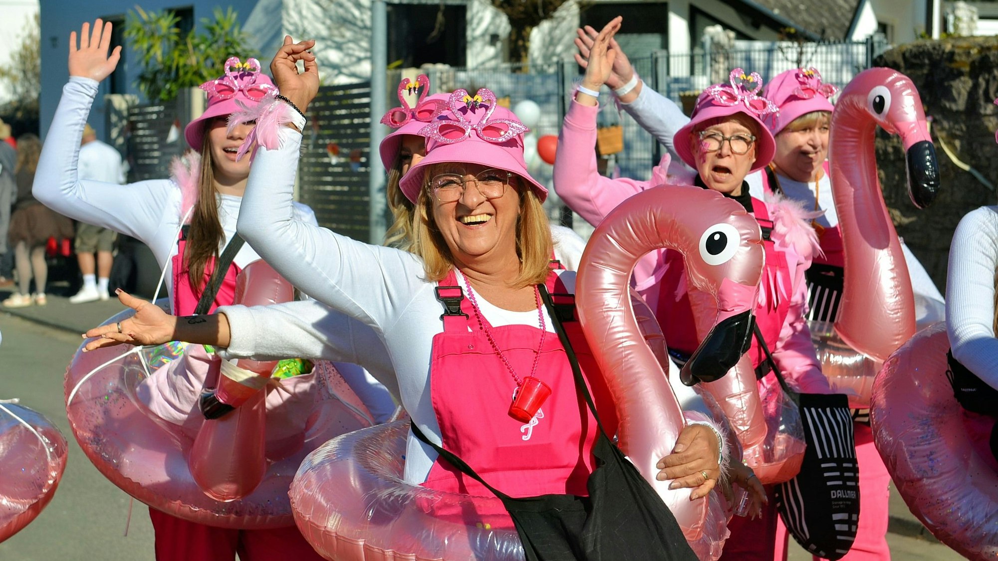 Als pinke Schwäne glitten die Iversheimer Jecken durch ein Meer aus jubelnden Karnevalsfreunden.