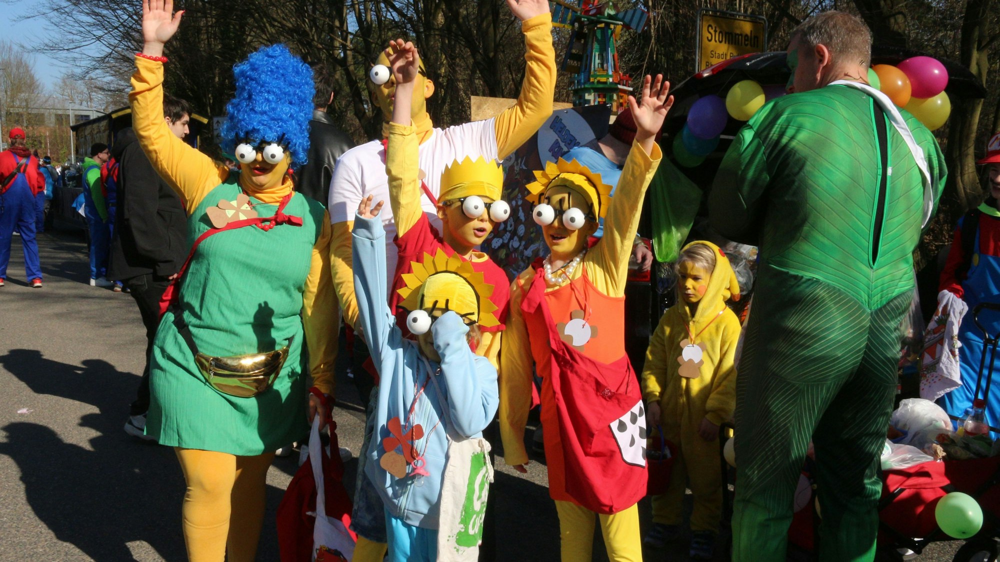 Auf dem Bild ist eine Familiengruppe zu sehen, die sich als Simpons verkleidet hat.