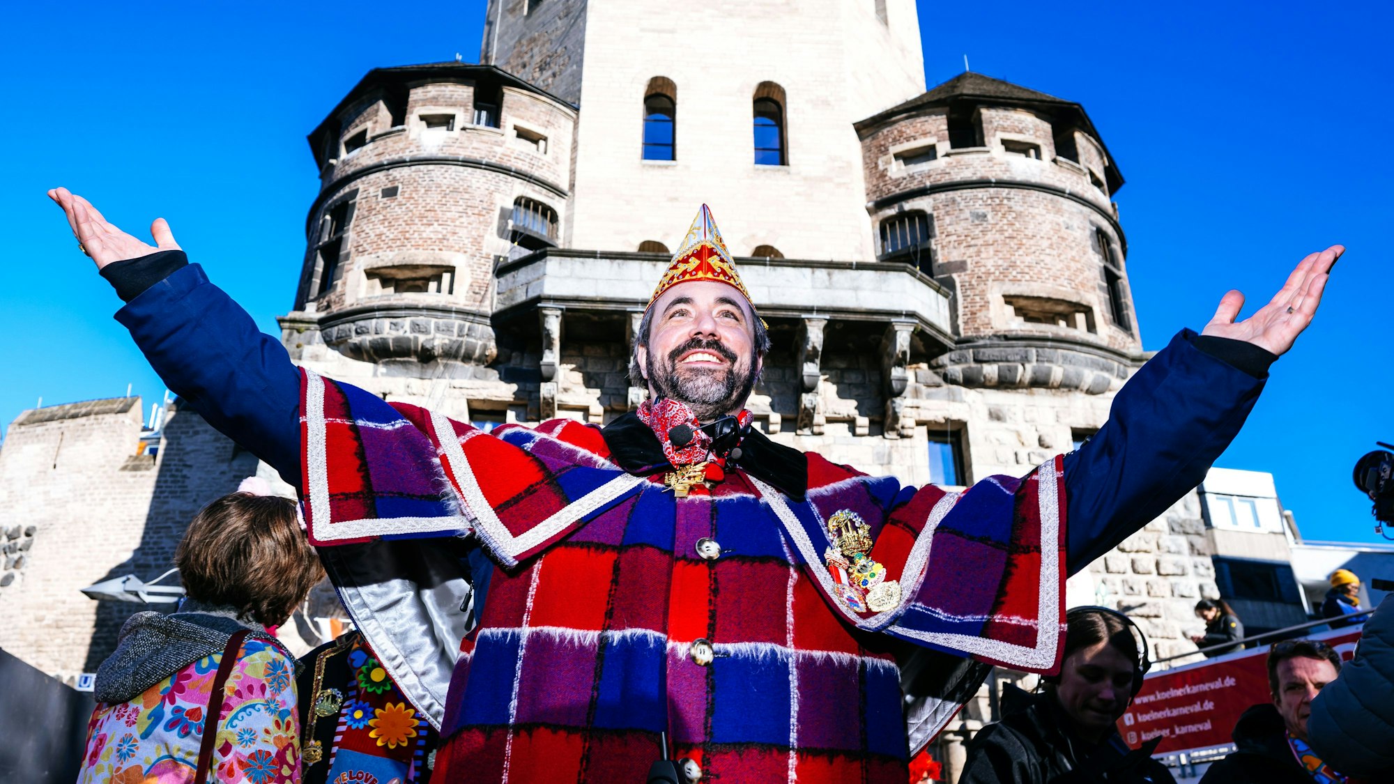 Der Start in einen perfekten Tag: Marc Michelske begrüßt an der Severinstorburg die Jecken.