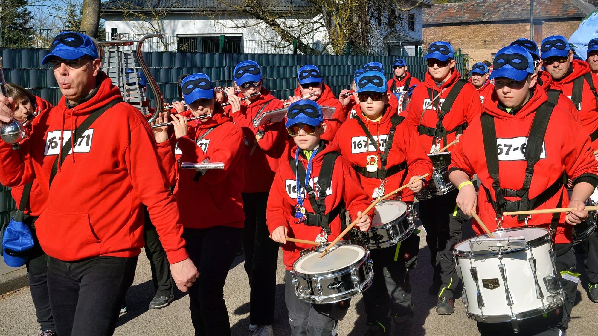 Als Entenhausener Panzerknacker zogen die Musiker des Tambourcorps aus Mahlberg durch Arloff und Kirspenich.