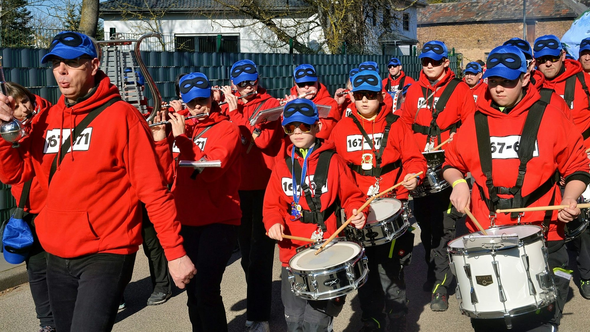 Als Entenhausener Panzerknacker zogen die Musiker des Tambourcorps aus Mahlberg durch Arloff und Kirspenich.