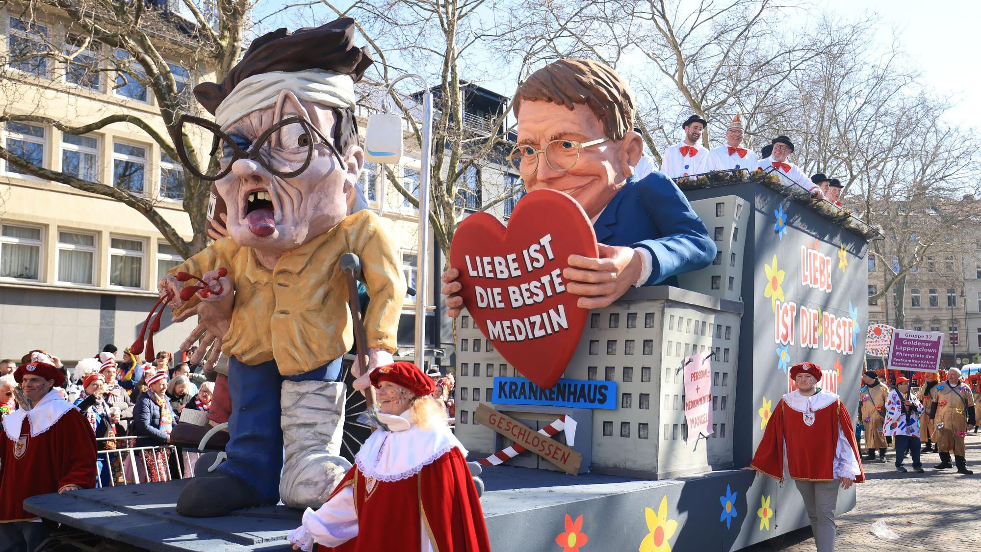 Ein Motivwagen zum Thema Gesundheitspolitik («Liebe ist die beste Medizin - Lauterbach und das Gesundheitswesen») fährt beim Rosenmontagszug mit.