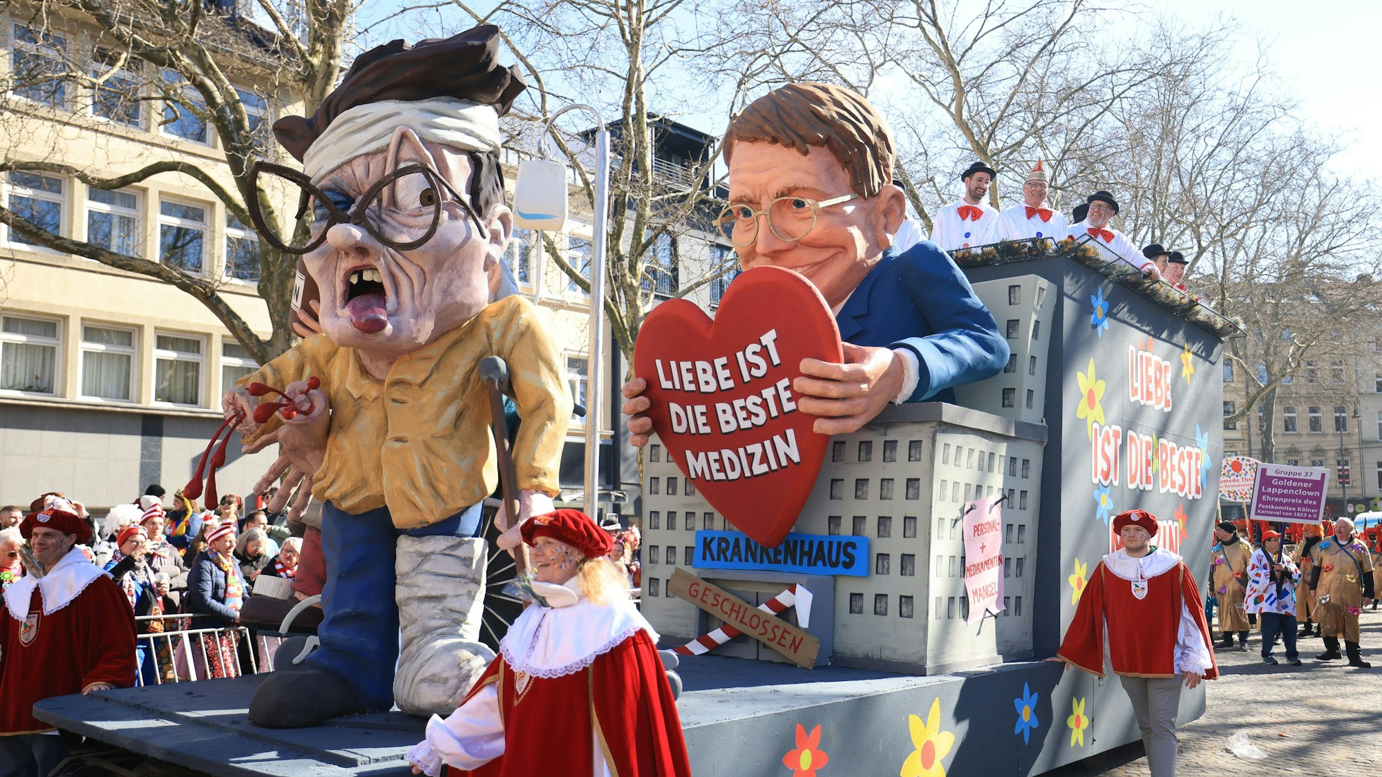 Ein Motivwagen zum Thema Gesundheitspolitik («Liebe ist die beste Medizin - Lauterbach und das Gesundheitswesen») fährt beim Rosenmontagszug mit.