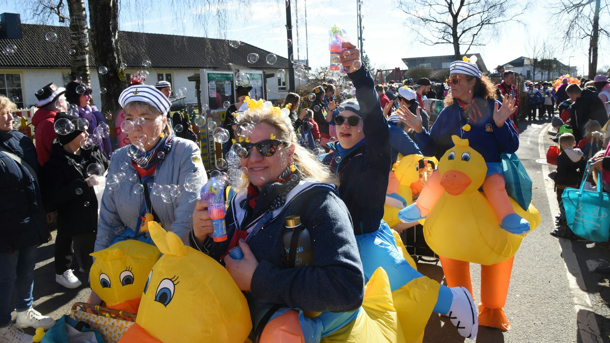 Eine als Quietscheenten verkleidete Gruppe in einem Karnevalszug.