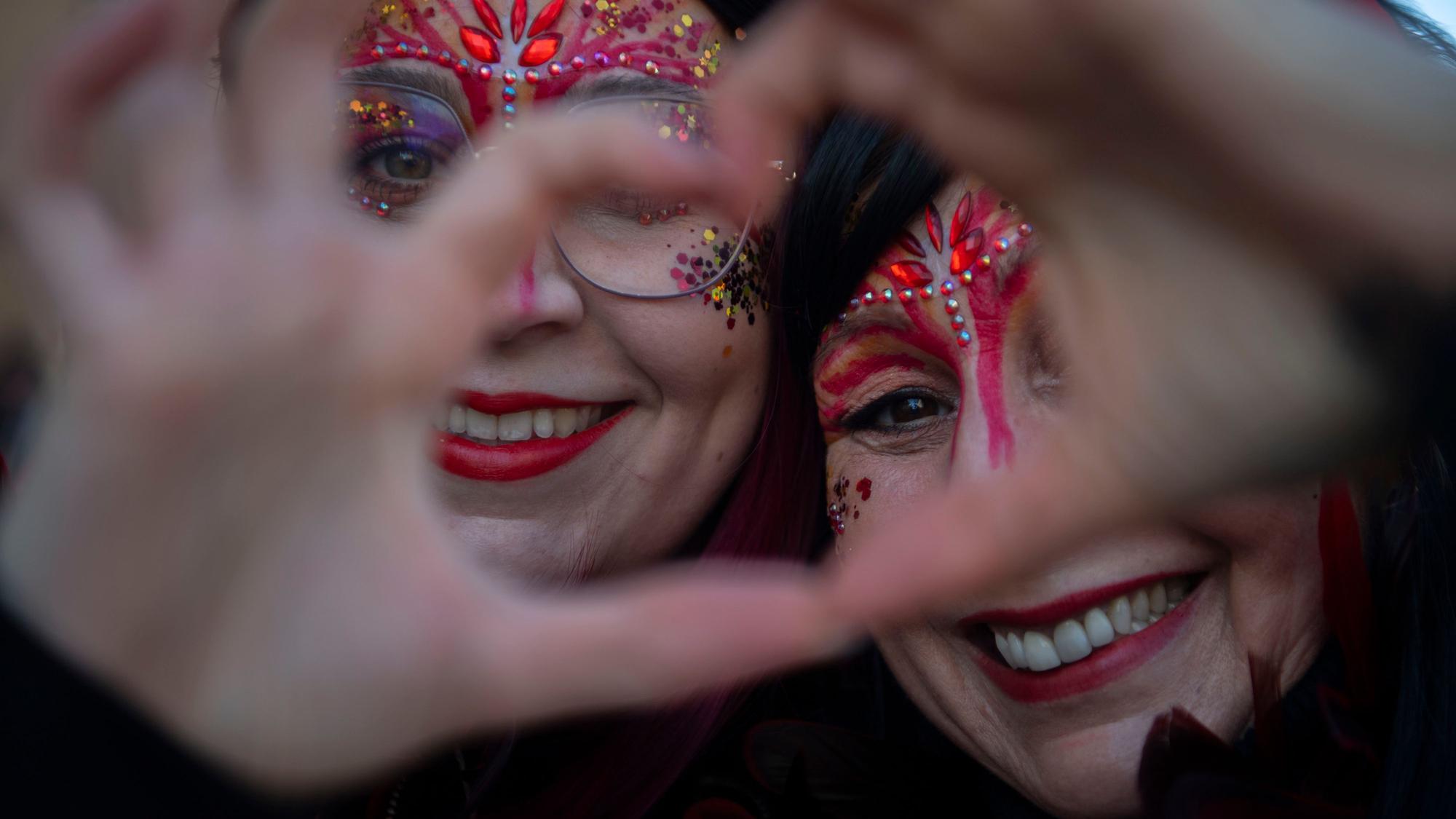 Der Euskirchener Rosenmontagszug ist gestartet. Bei strahlendem Sonnenschein ziehen 68 Gruppen durch die Kreisstadt.