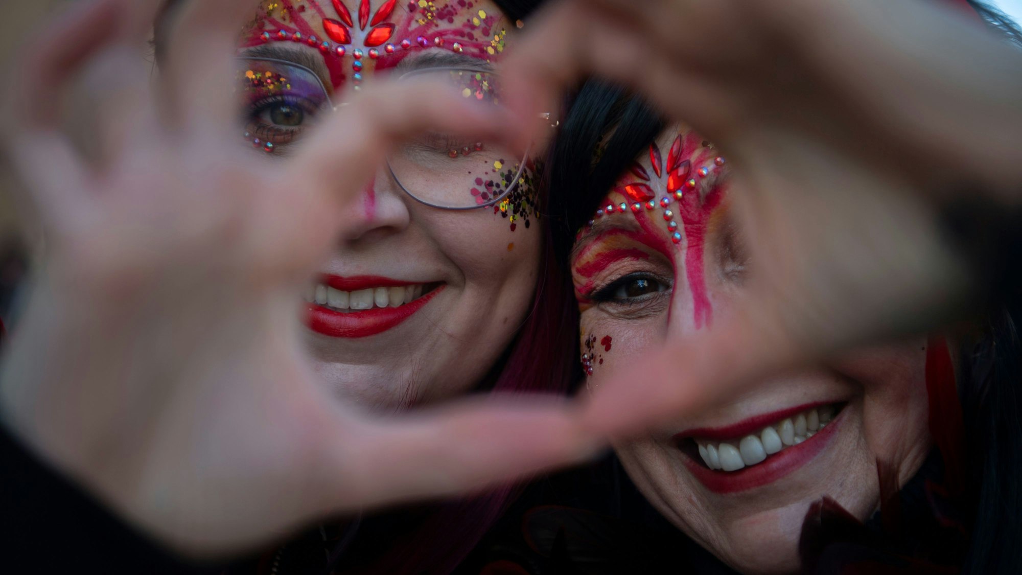 Der Euskirchener Rosenmontagszug ist gestartet. Bei strahlendem Sonnenschein ziehen 68 Gruppen durch die Kreisstadt.