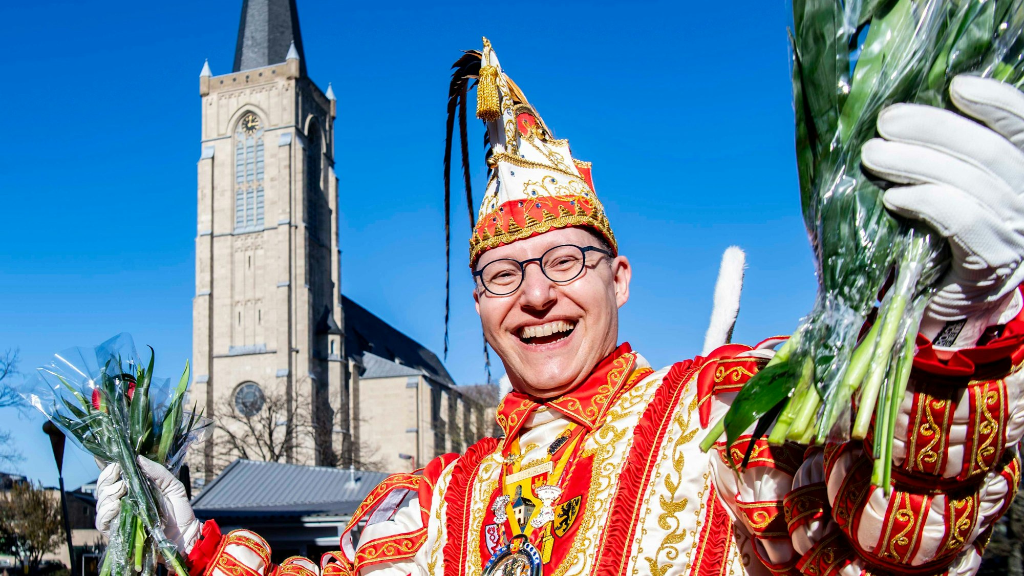 Was ein Fest war der Zoch für Euskirchens Prinz Jens. Er genoss das jecke Treiben mit seiner Prinzessin Simone in vollen Zügen.