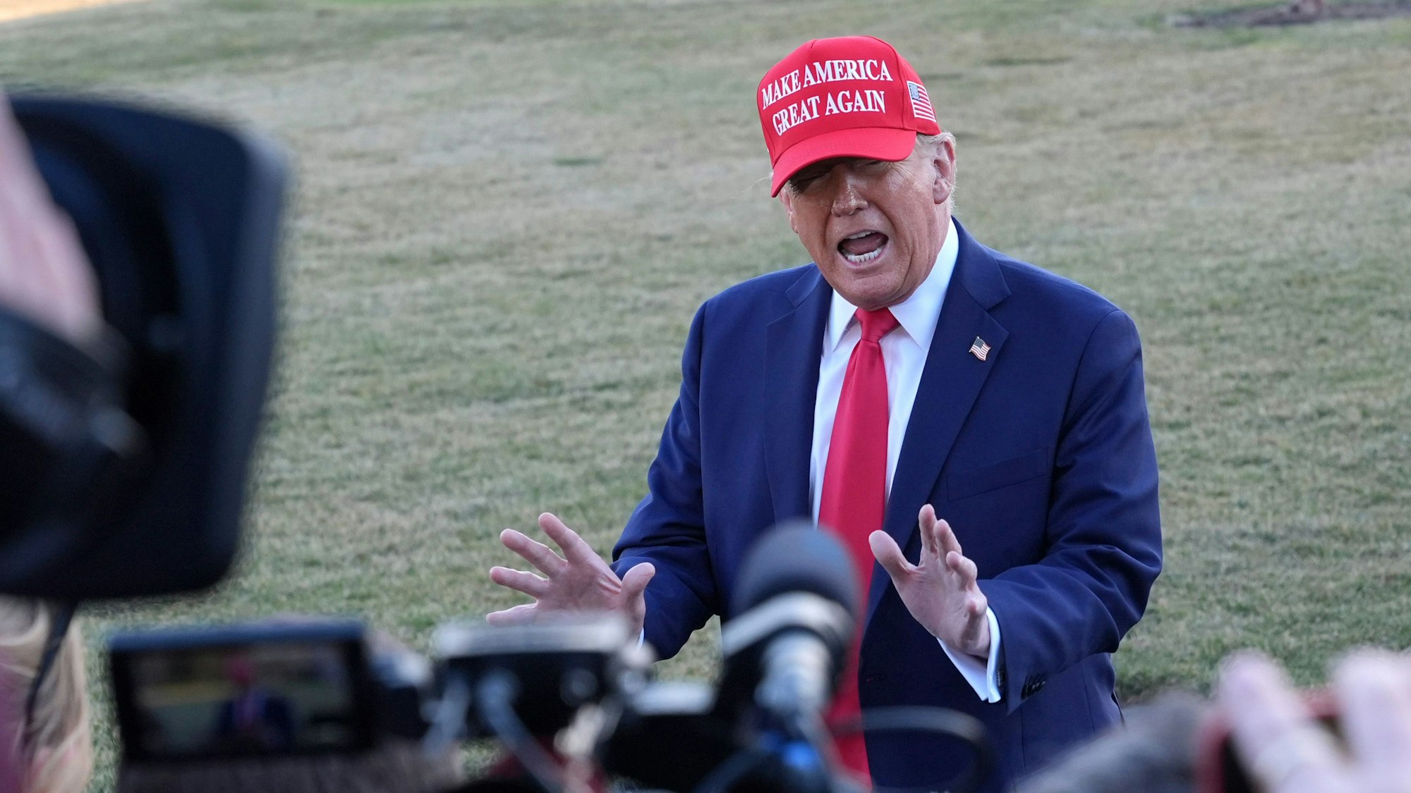 Donald Trump spricht mit Reportern. Der US-Präsident hat erneut den ukrainischen Präsidenten Wolodymyr Selenskyj attackiert. (Archivbild)