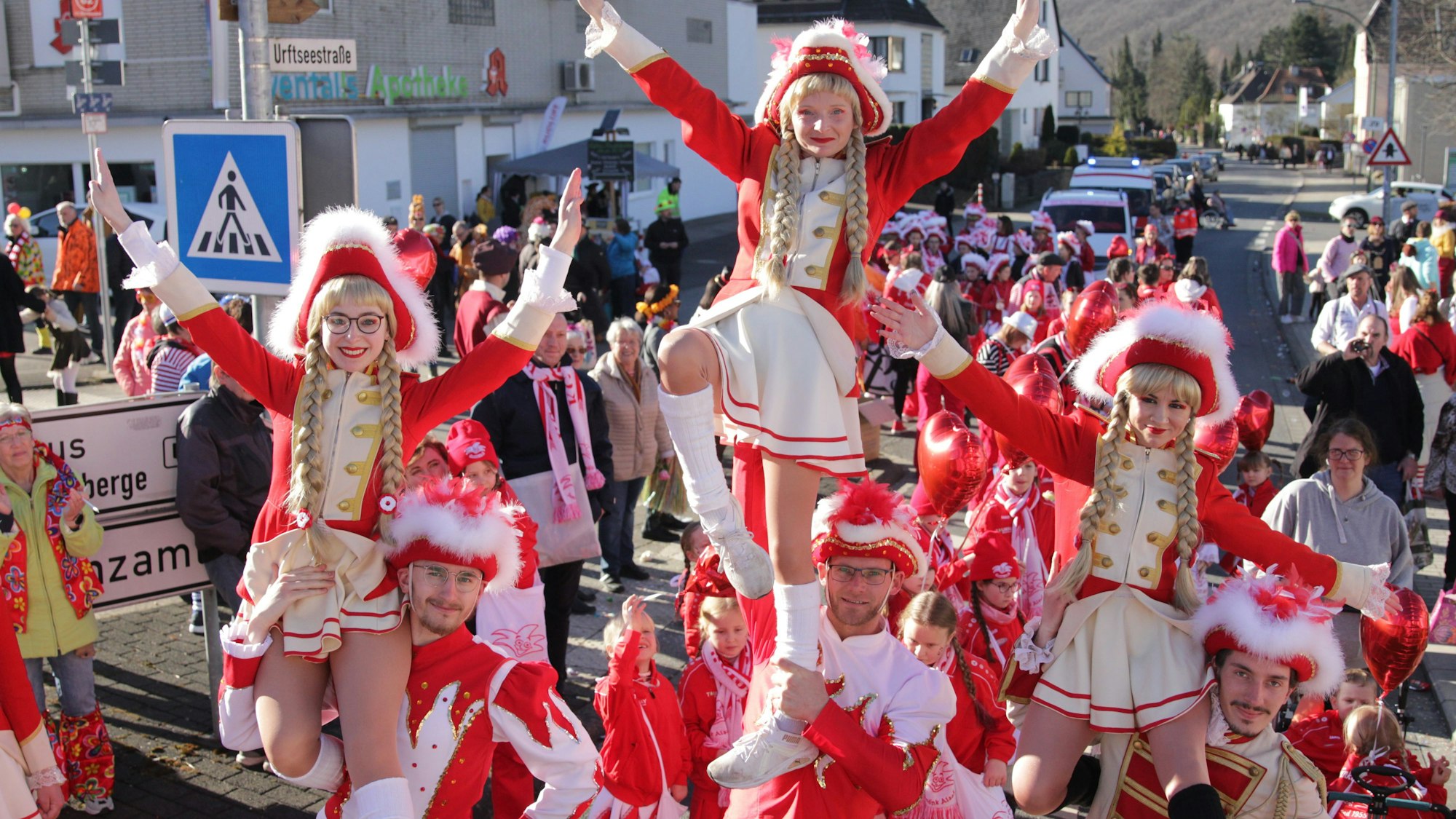 Hebefiguren können sie, die Tänzer der KG rot-weiß Gemünd: v.l. Vitalia und Christian, Kathi und Christian, Marica und Ole