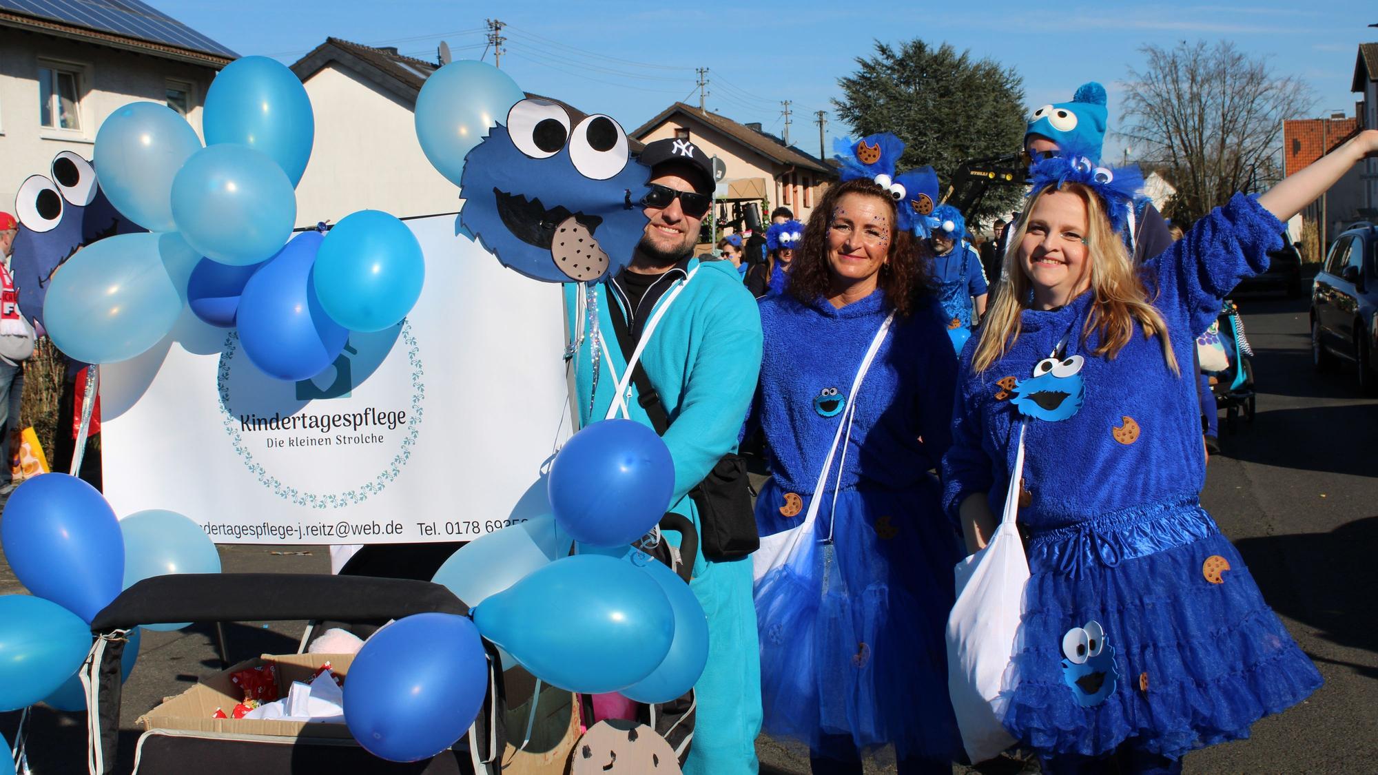 Reichlich Süßes hatte die Gruppe der Kindertagespflege „Die kleinen Strolche“ als leuchtend blaue Krümelmonster in Meindorf im Gepäck.