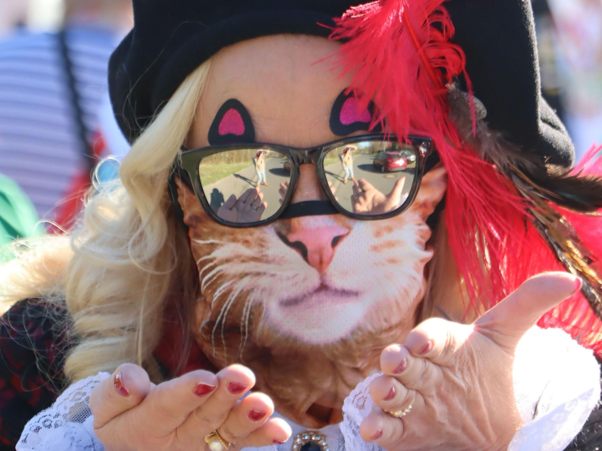Auf dem Bild ist eine Frau zu sehen, die sich als Gestiefelter Kater verkleidet hat.
