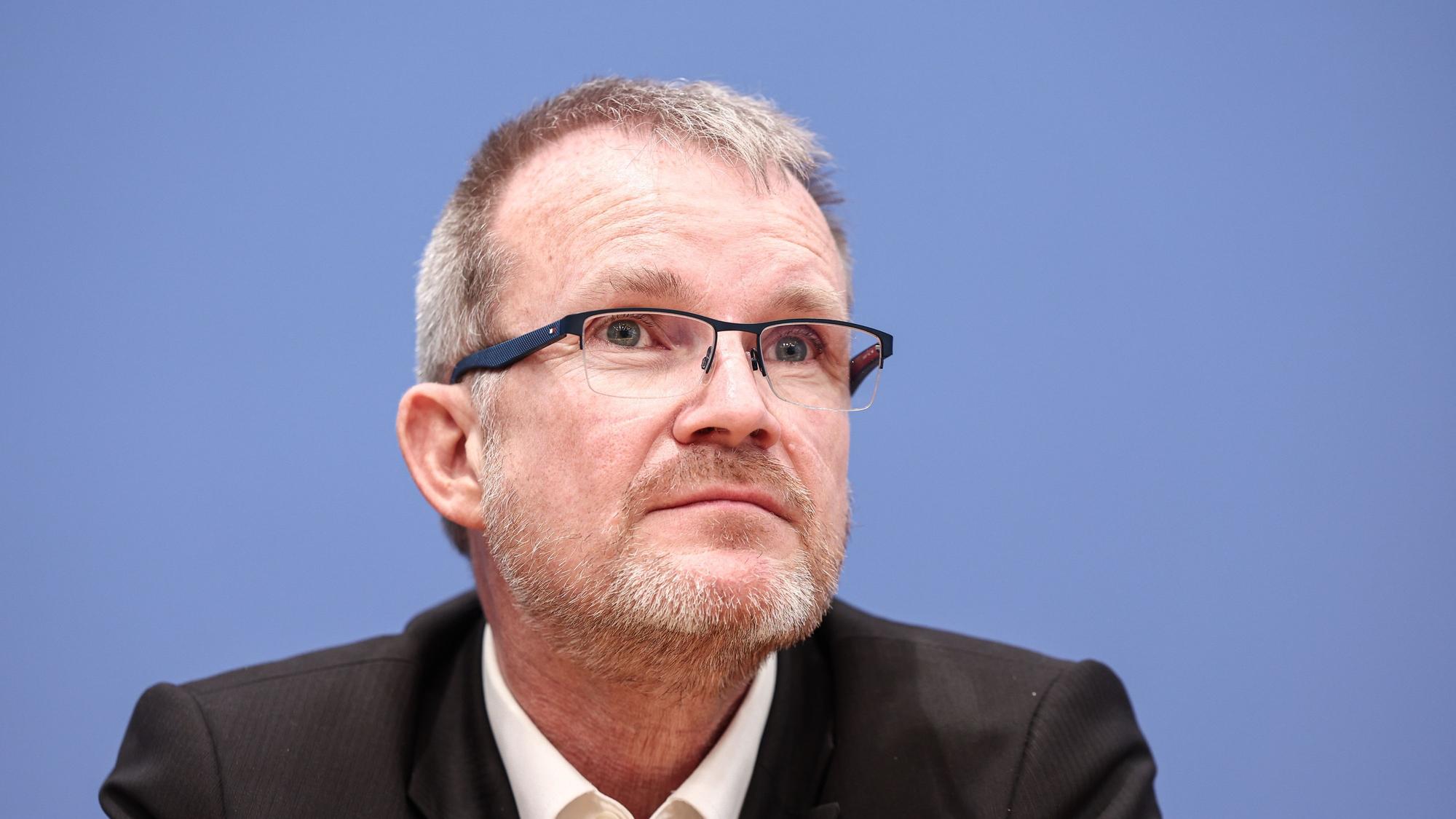 Jens Baas, Vorstandsvorsitzender der Techniker Krankenkasse, nimmt an einer Pressekonferenz teil. (Archivbild)