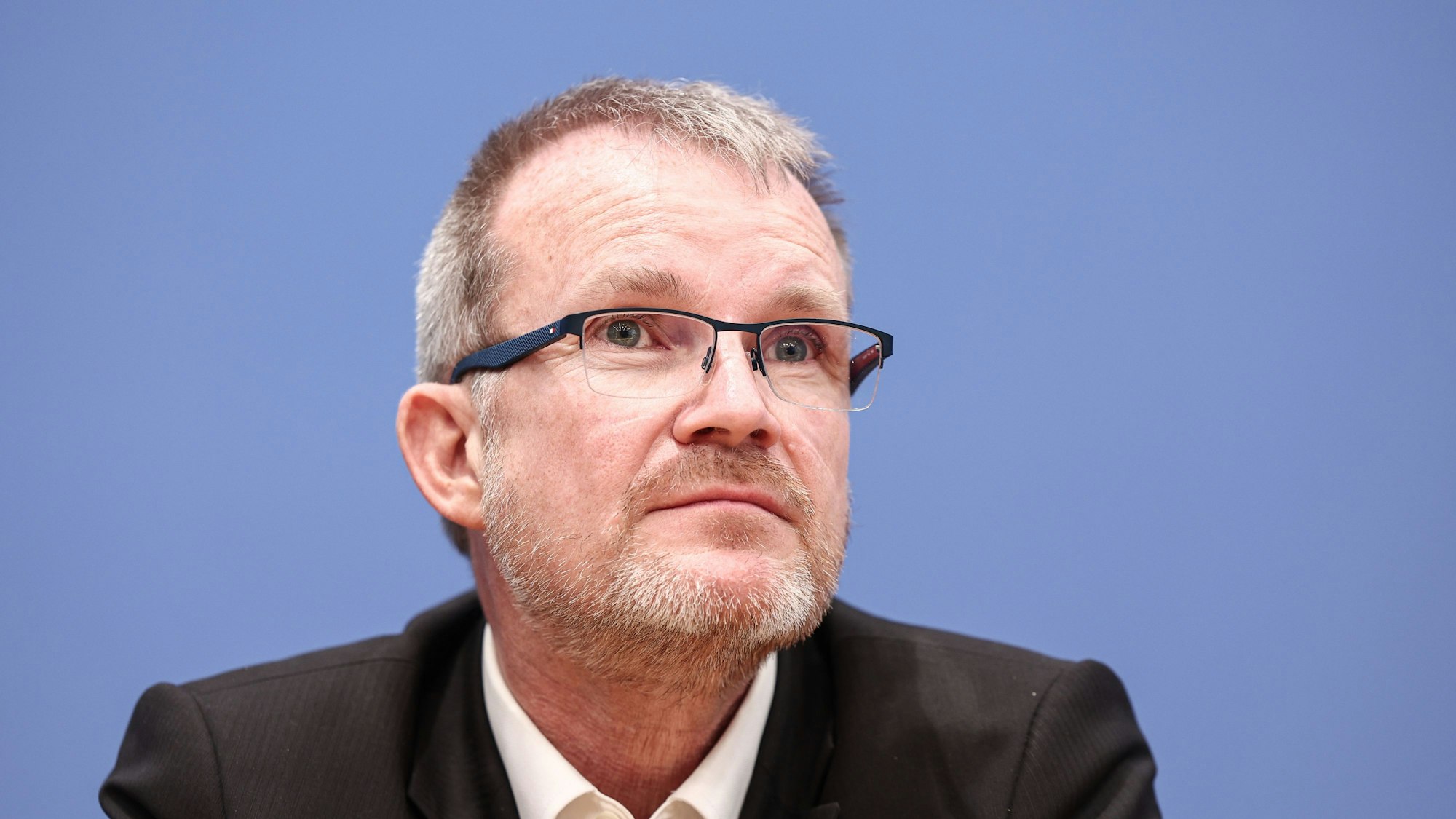 Jens Baas, Vorstandsvorsitzender der Techniker Krankenkasse, nimmt an einer Pressekonferenz teil. (Archivbild)