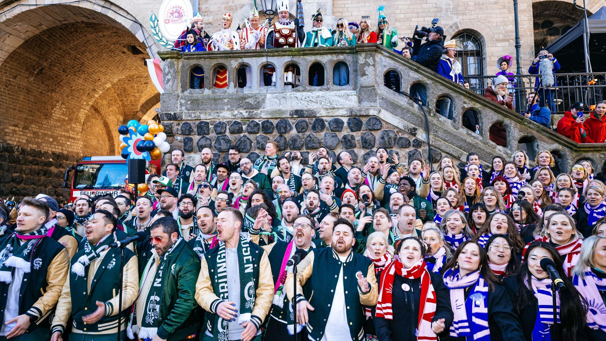 Die Veedelperlen und die Grüngürtelrosen eröffneten den Rosenmontagszug.