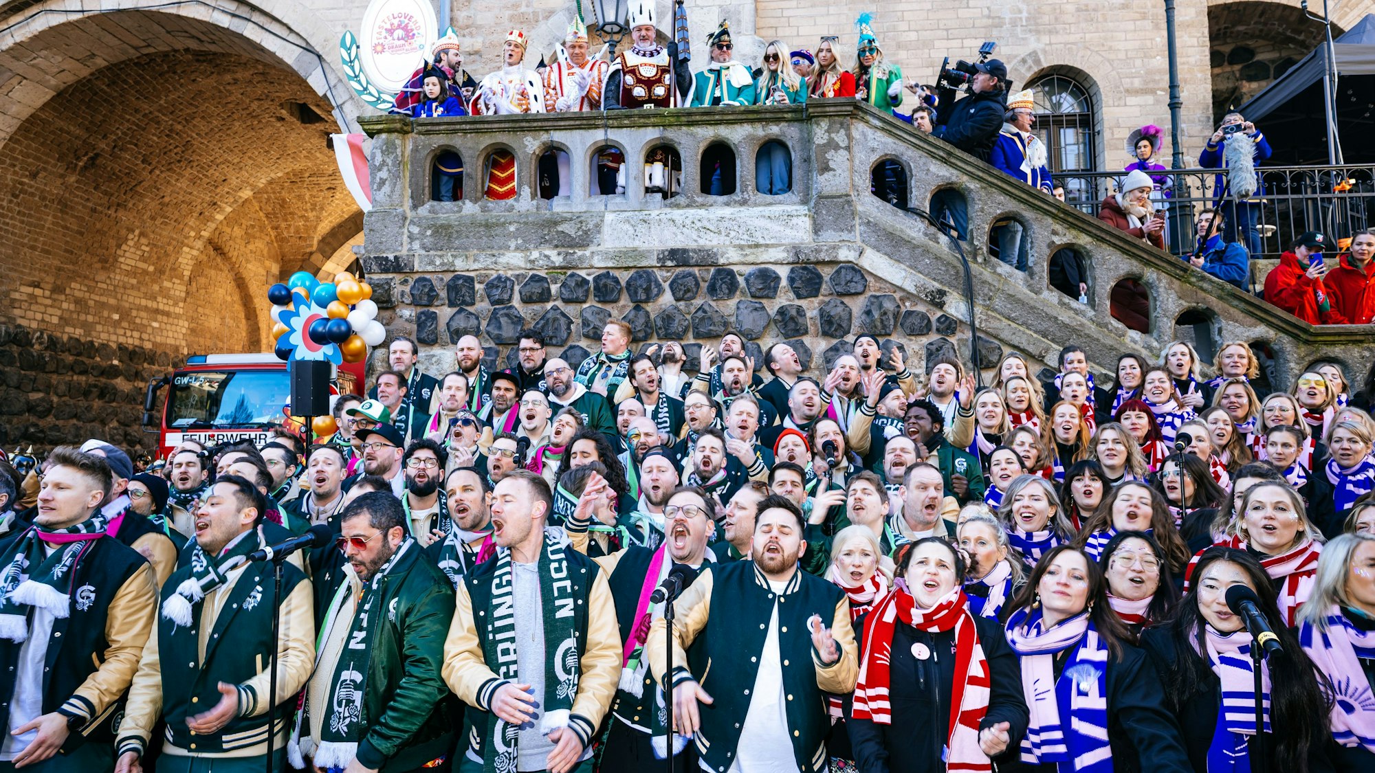 Die Veedelperlen und die Grüngürtelrosen eröffneten den Rosenmontagszug.