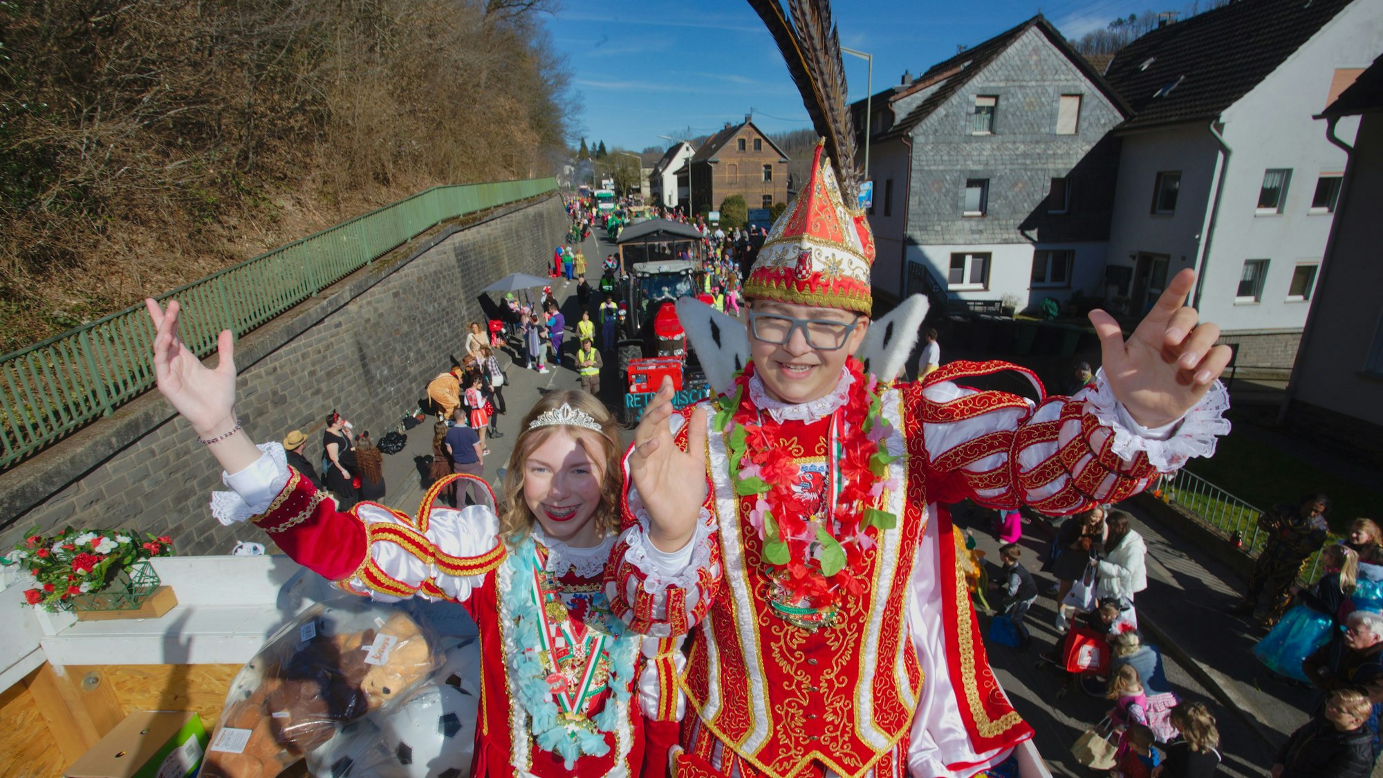 Ein Kinderprinzenpaar auf einem Wagen bei einem Karnevalszug.