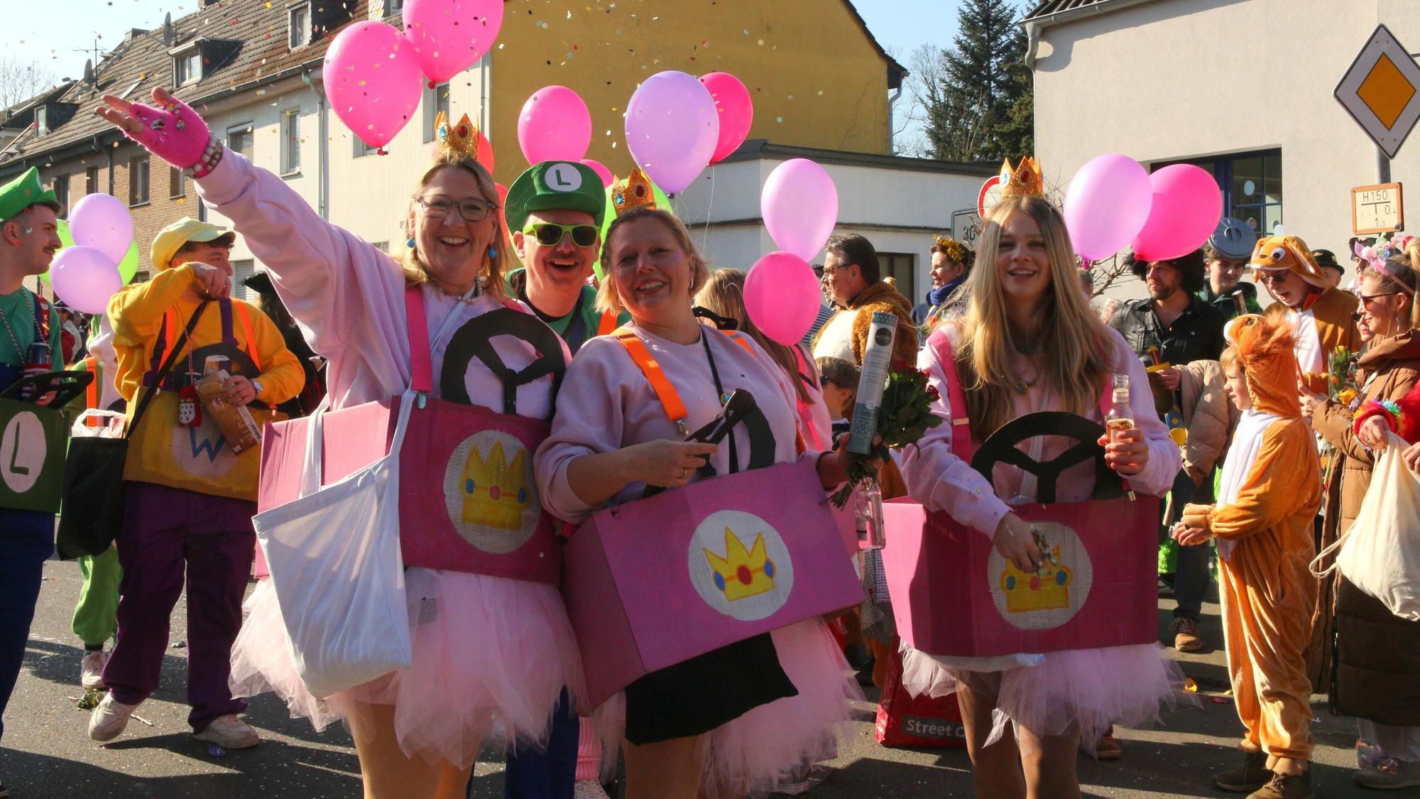 Auf dem Bild sind drei Frauen in pinken T-Shirts und Tüllröcken zu sehen.