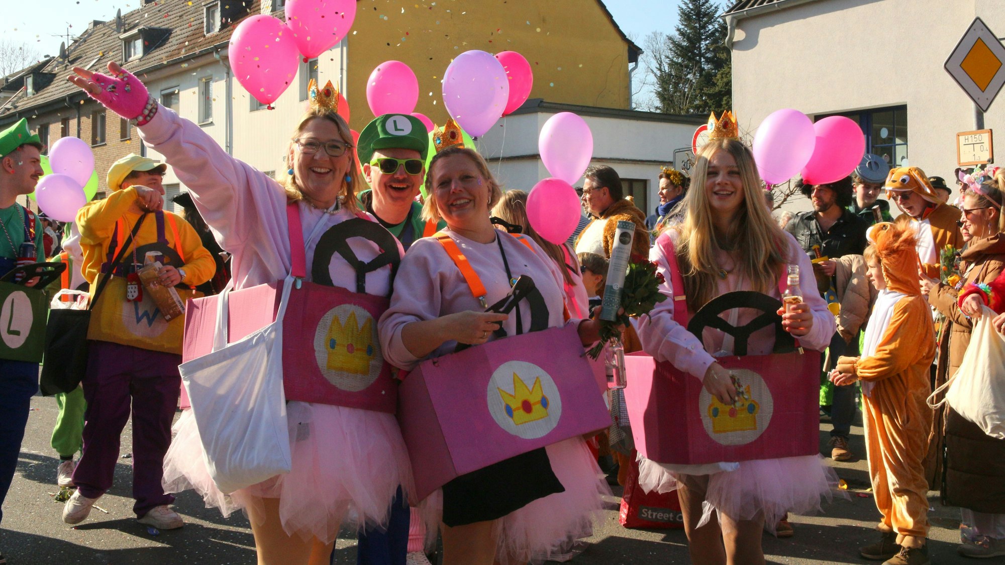 Auf dem Bild sind drei Frauen in pinken T-Shirts und Tüllröcken zu sehen.